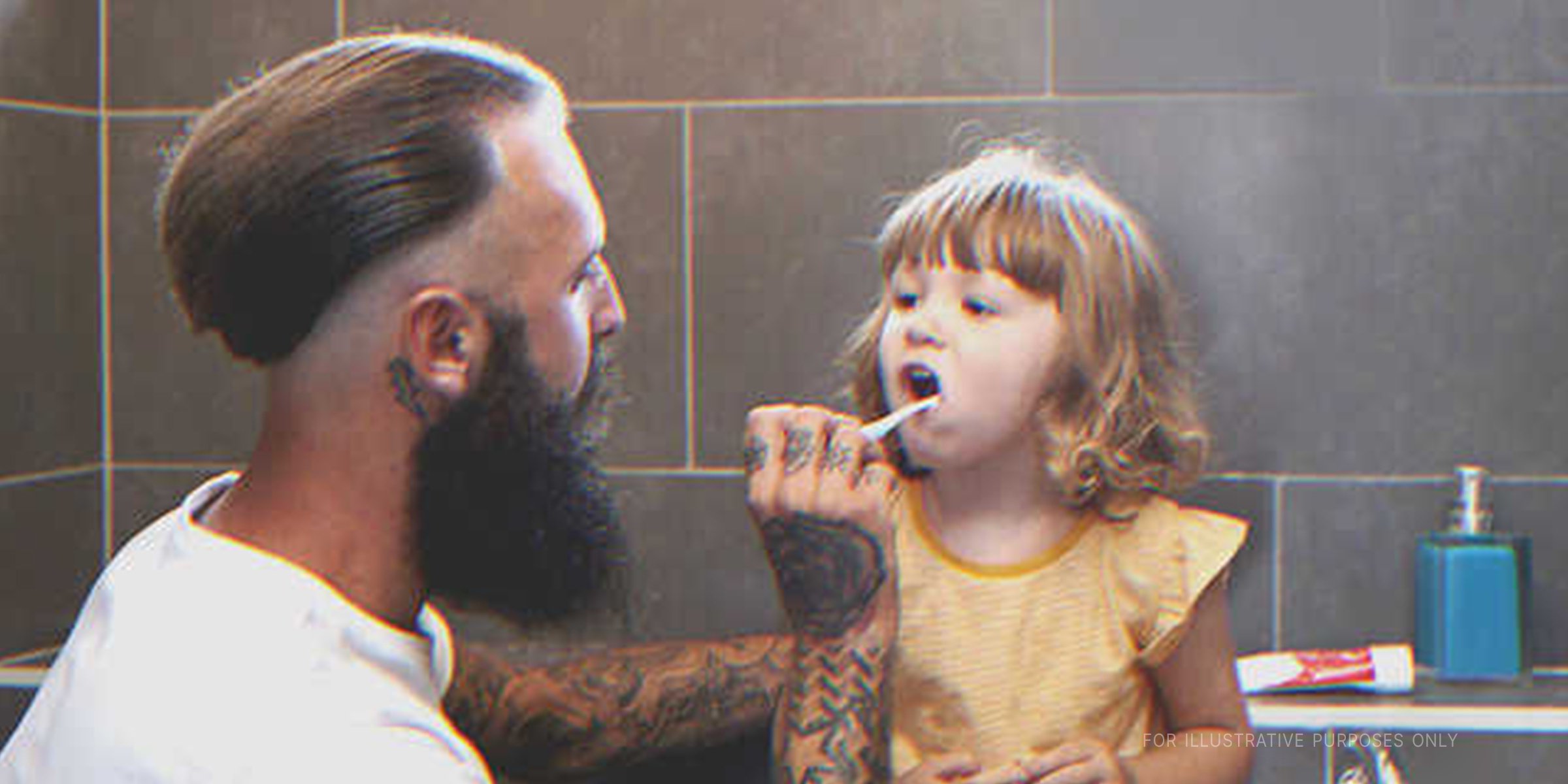 Ein Mann putzt seiner Tochter die Zähne | Quelle: Getty Images