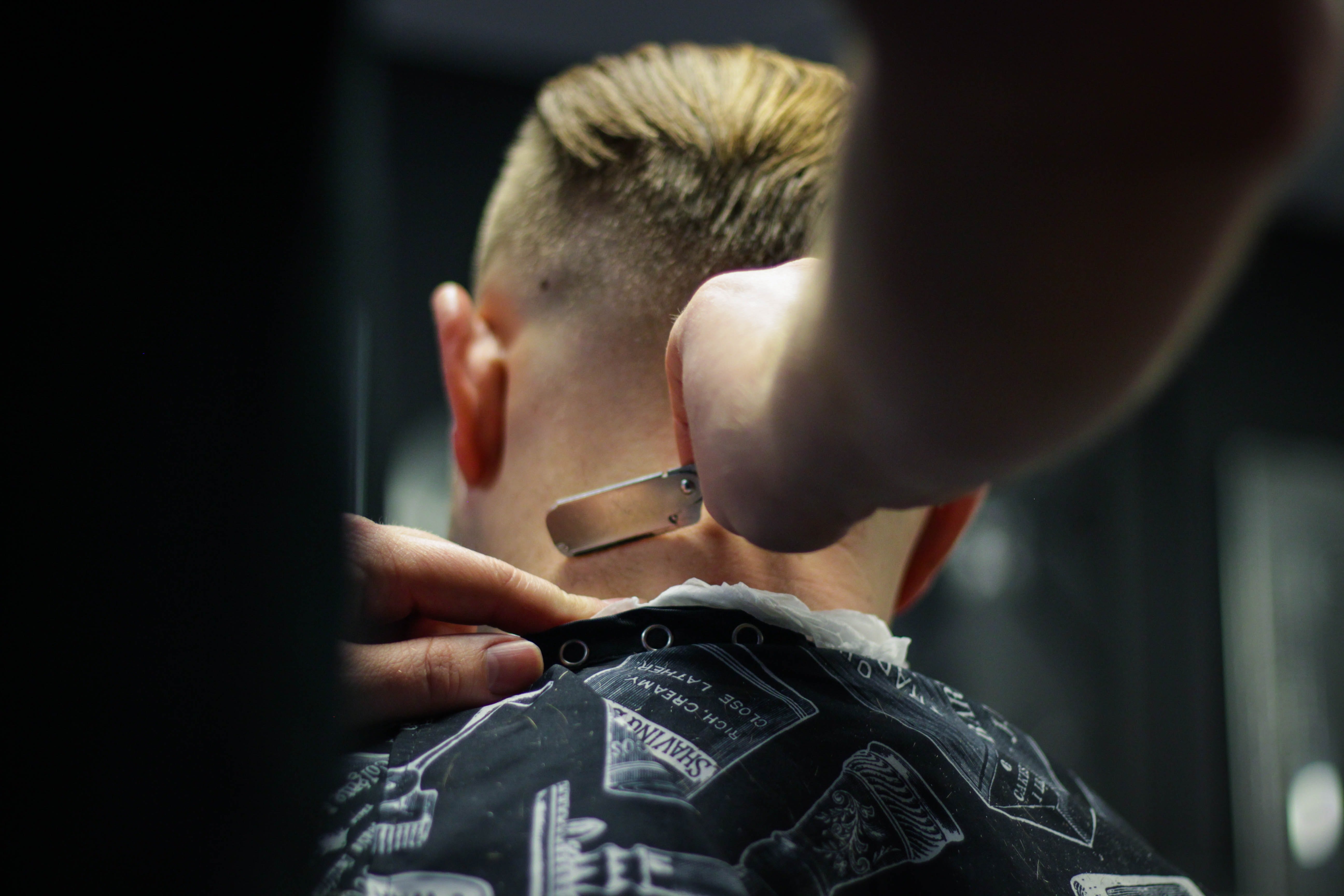 Man trimming his hair | Photo: Unsplash