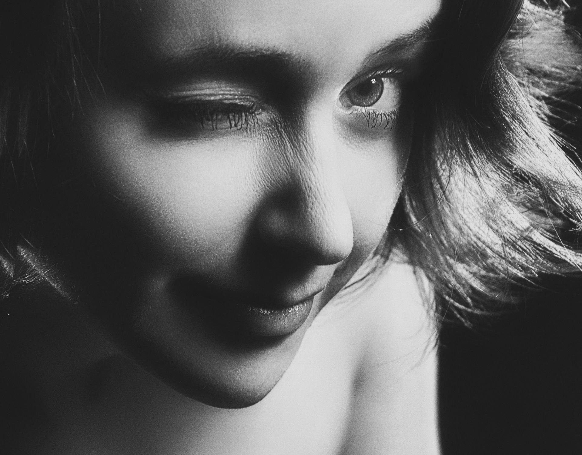 A woman winking | Source: Pexels