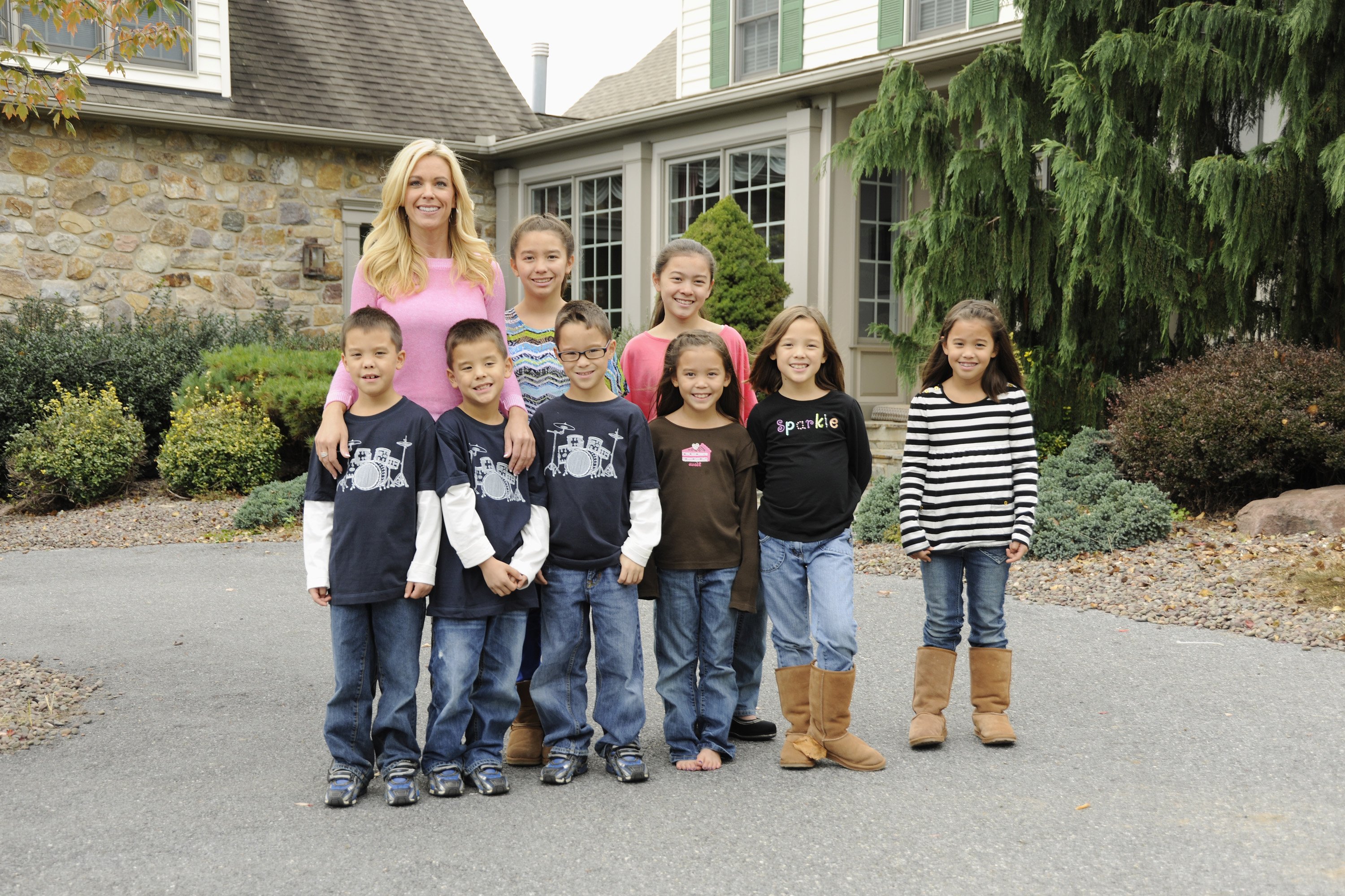 Kate Gosselin with her twins and sextuplets with ex-husband Jon Gosselin in October 2012. | Source: Getty Images.
