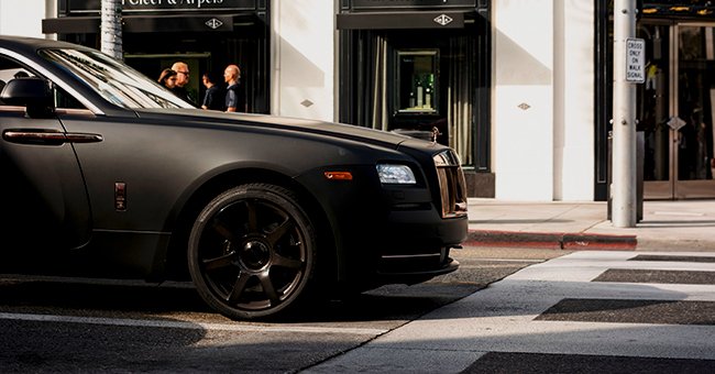 A Rolls Royce in a parking lot. | Photo: Shutterstock