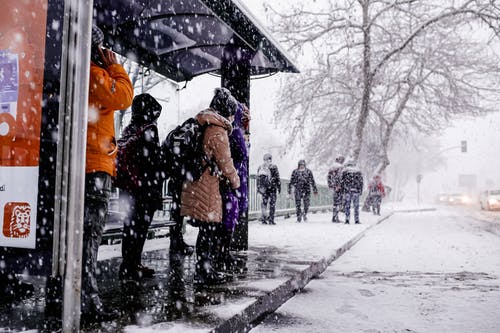 Als George an der Bushaltestelle anhielt, hatte es angefangen zu schneien | Quelle: Pexels