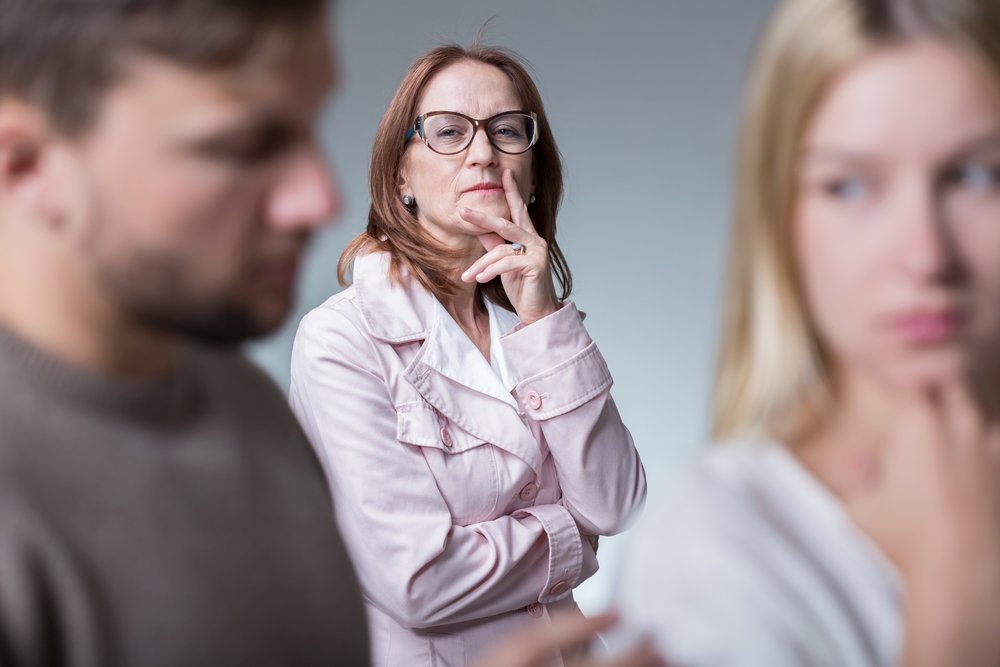 Suegra observando los problemas matrimoniales desde lejos. | Foto: Shutterstock Suegra observando los problemas matrimoniales desde lejos. | Foto: Shutterstock