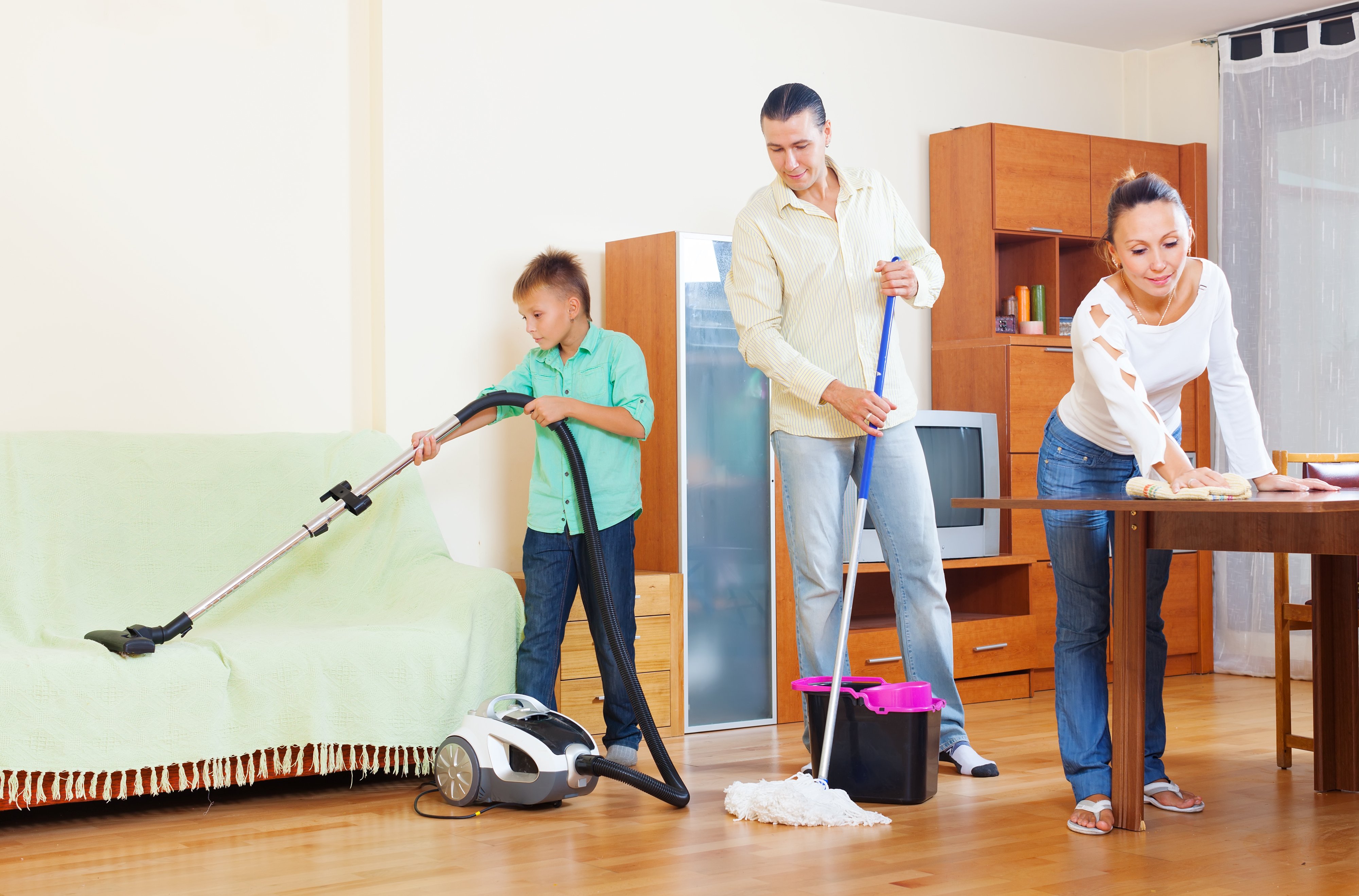 Familia realizando tareas domésticas junta. | Foto: Shutterstock