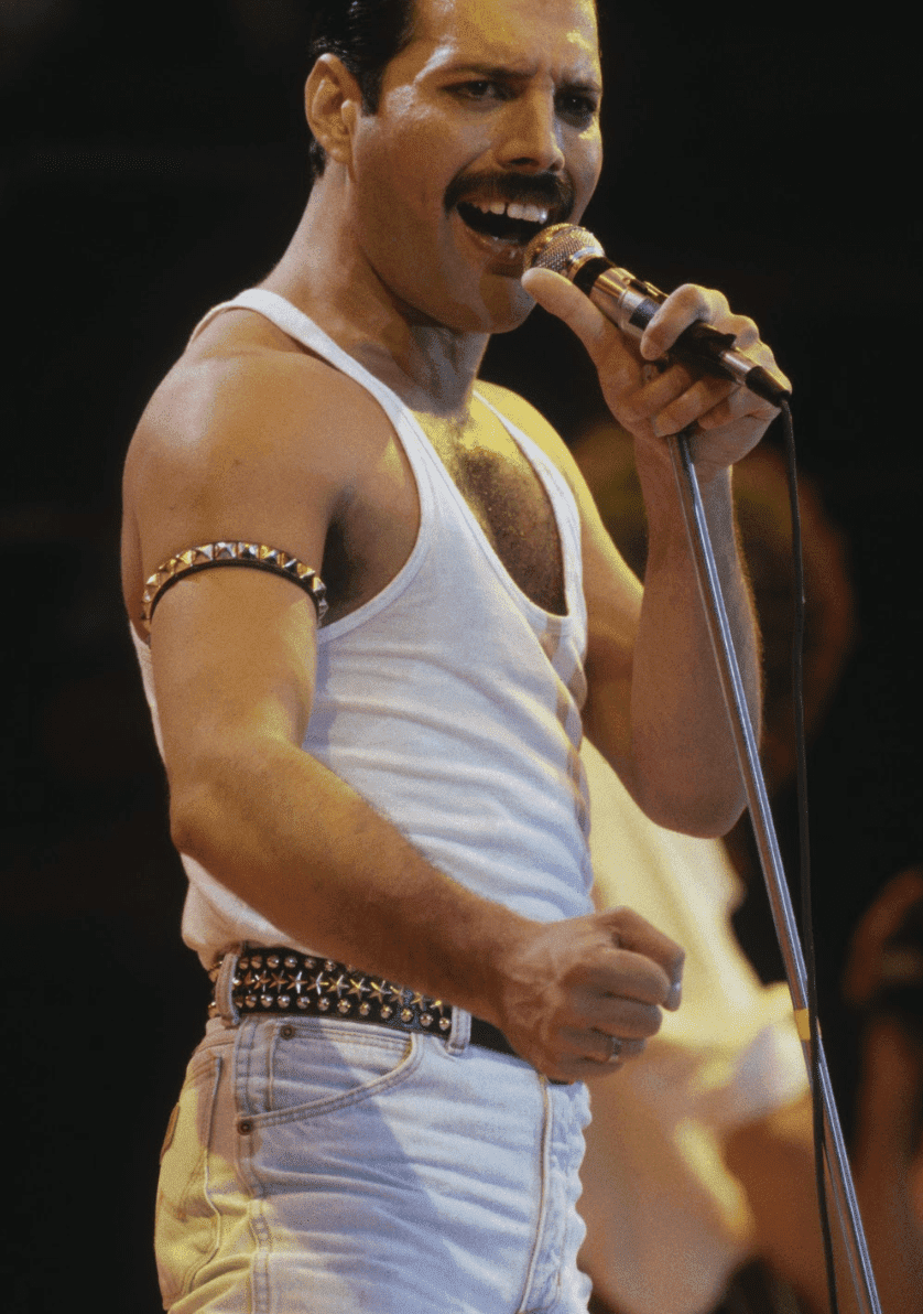  Singer Freddie Mercury of Queen performs during Live Aid at Wembley Stadium on 13 July 1985. | Photo: Getty Images