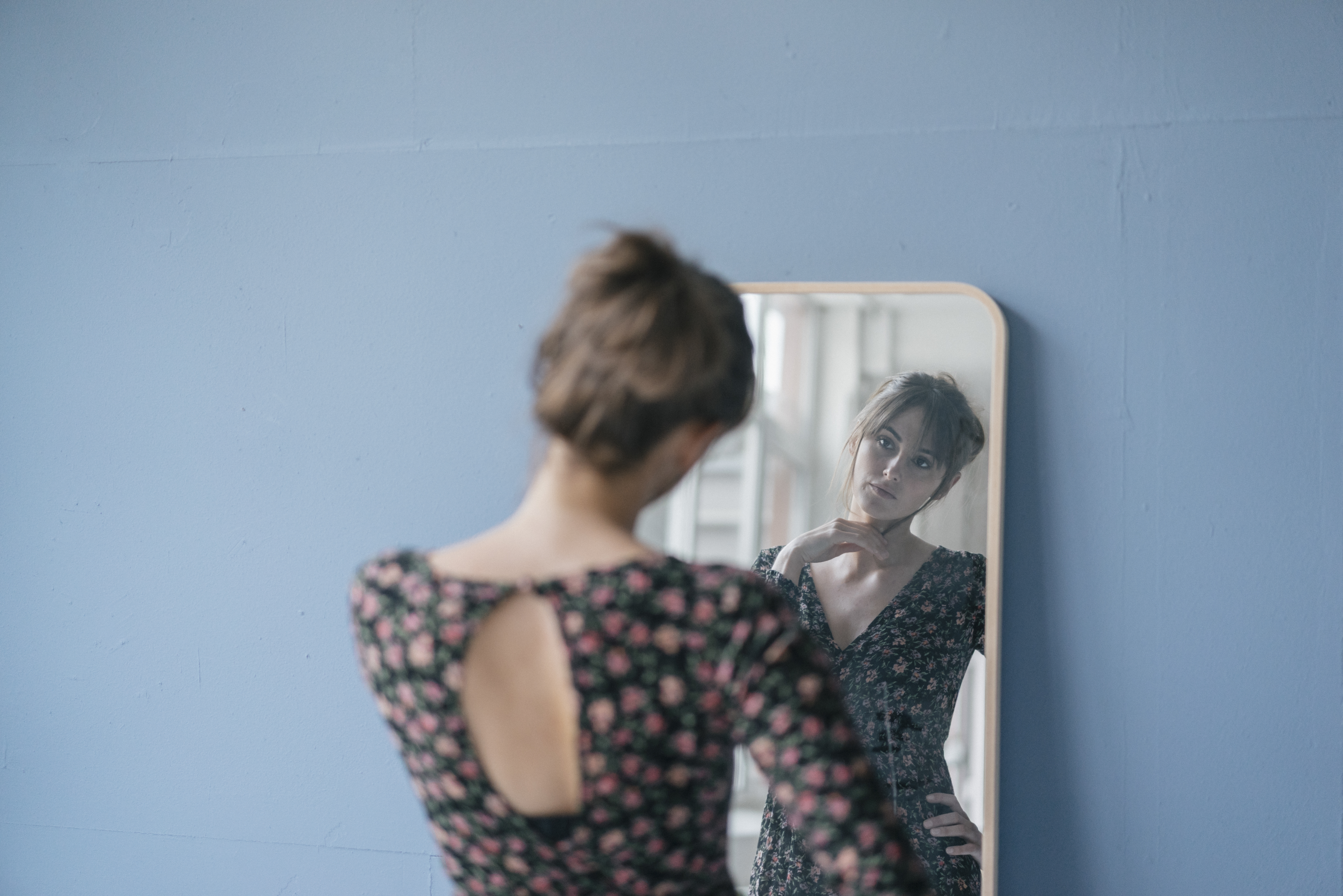 A woman looking at herself in the mirror. | Source: Getty Images