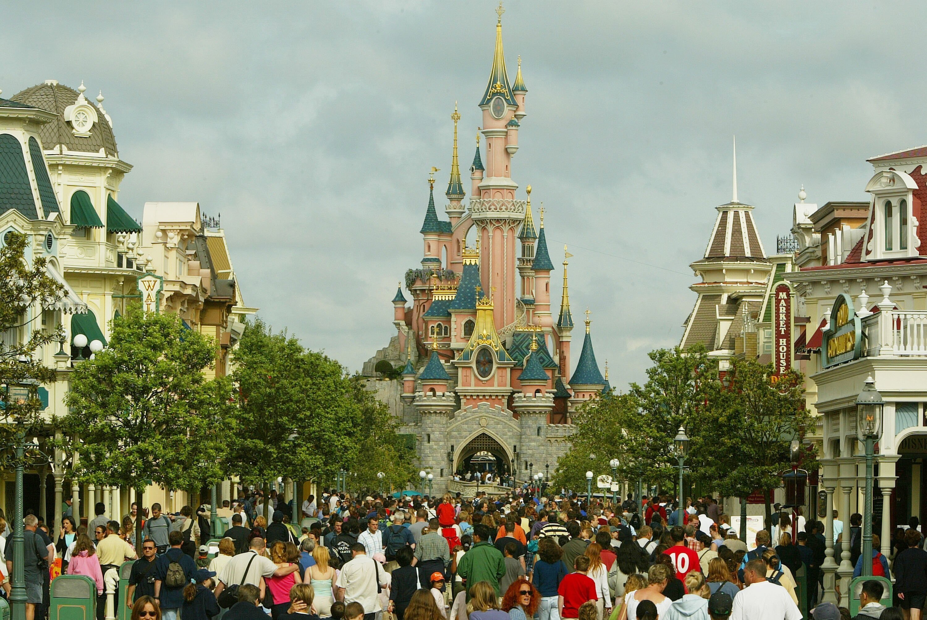 Disneyland Paris with Cinderella's castle in the background | Photo: Getty Images