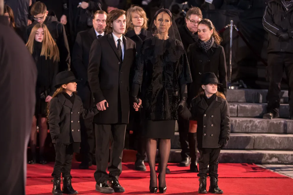 Céline Dion et ses fils René-Charle, Eddy et Nelson, lors du service funèbre de René Angélil. | Source : Getty Images