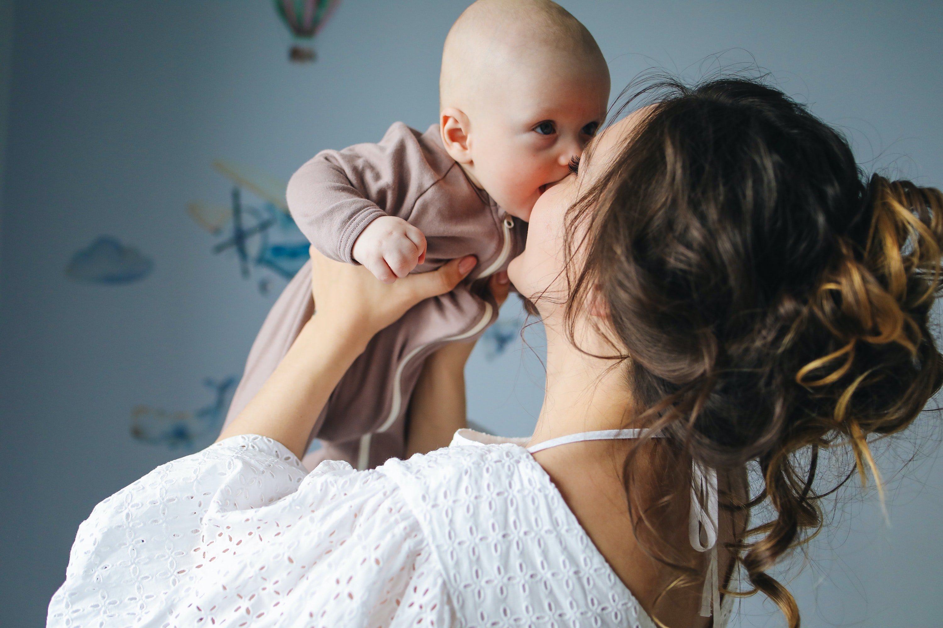 Eine Mutter, die ihr süßes Baby küsst. | Quelle: Pexels