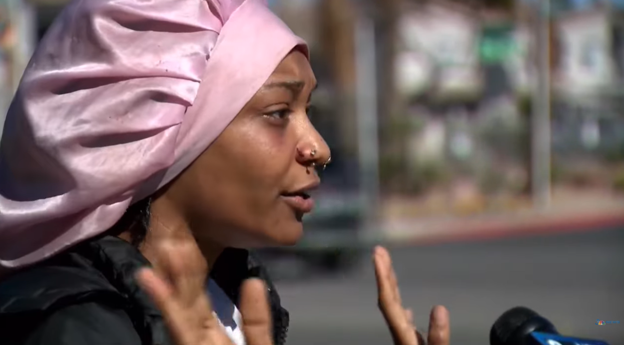 Raneka Pate gestures as she recounts what she says she witnessed from inside a patrol car | Source: YouTube/News3LasVegas