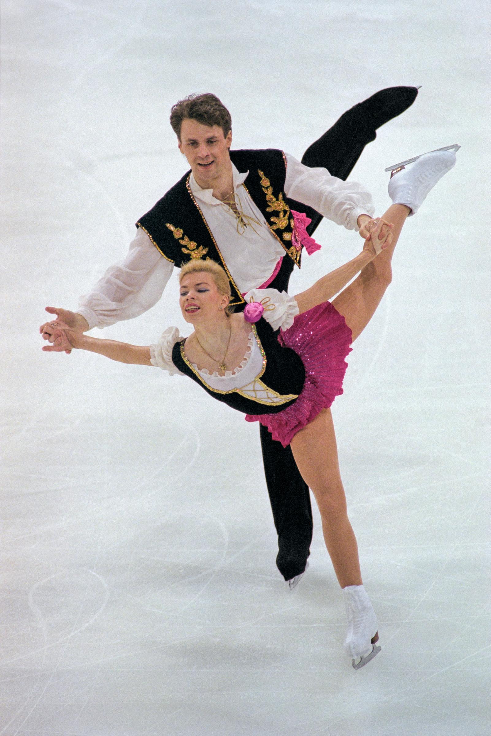 Vadim Naumov and Evgenia Shishkova at the Pairs event at the Figure Skating Championship finals on February 24, 1996 in Paris, France | Source: Getty Images