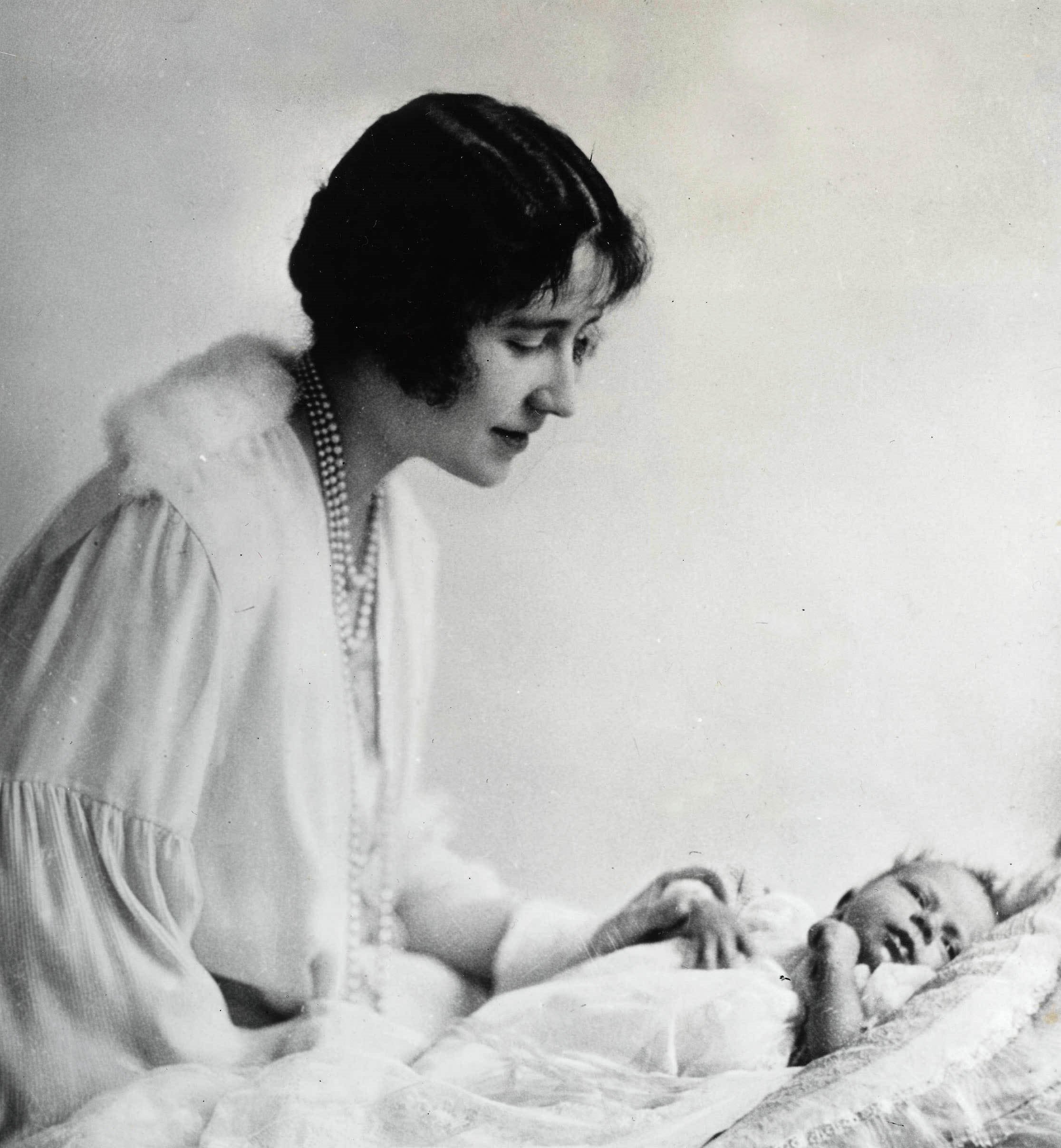 Elizabeth II de un mes, observada por su madre, entonces duquesa de York en mayo de 1926. | Foto: Getty Images