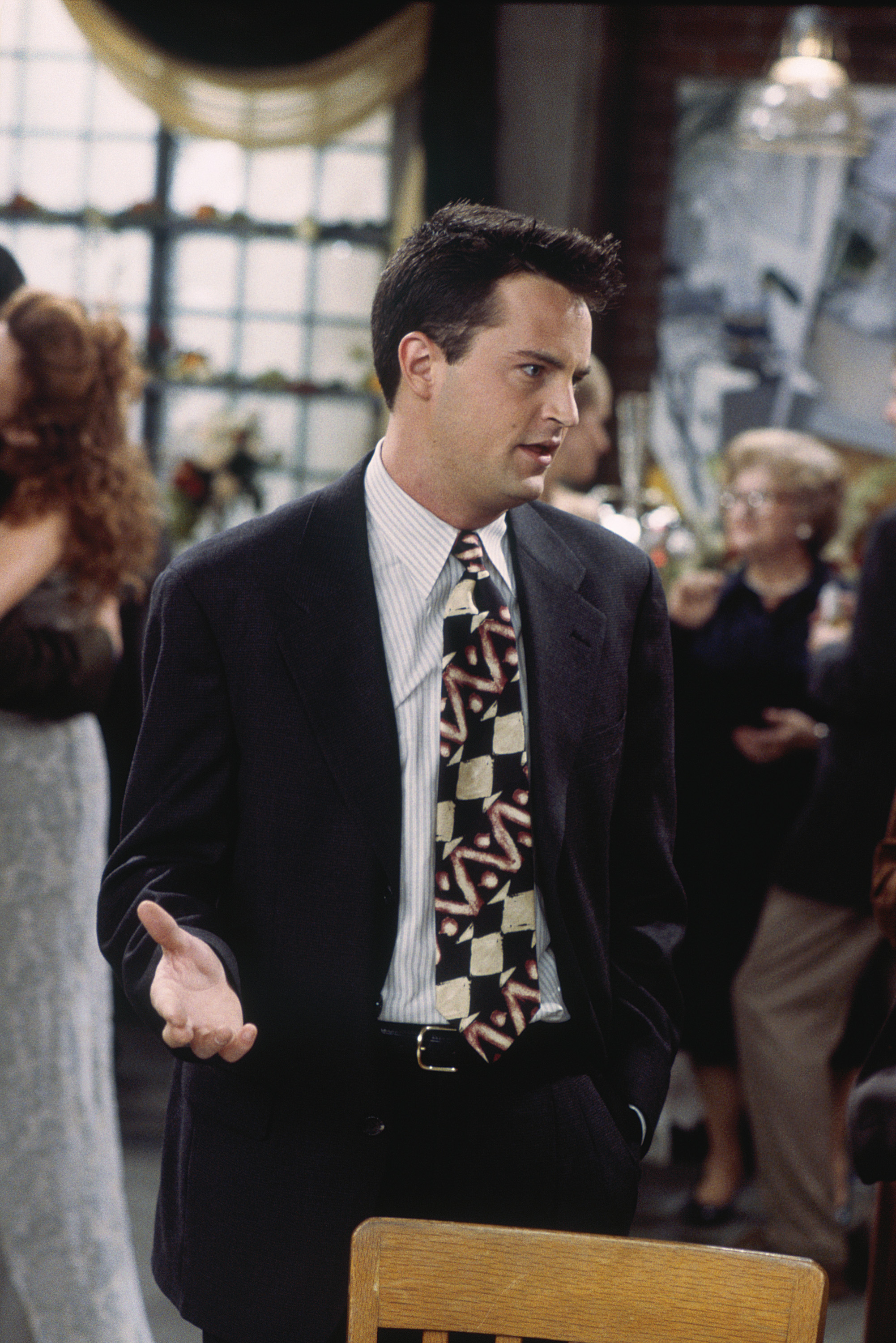 Matthew Perry as Chandler Bing on the set of "Friends" on November 14, 1995 | Source: Getty Images