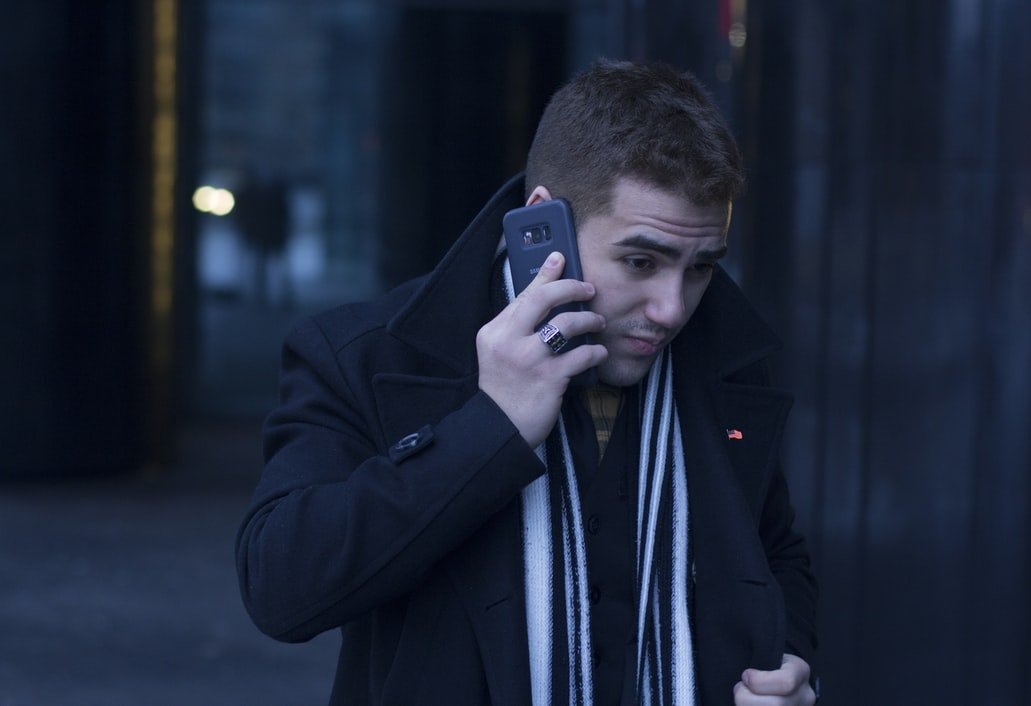 Man answering a phone | Source: Unsplash