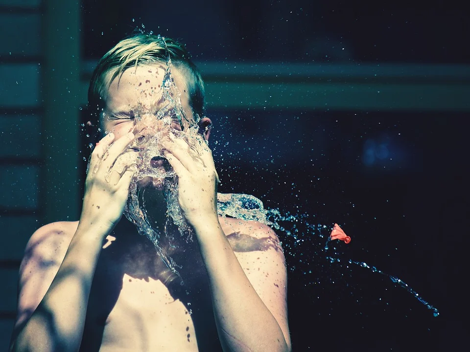 Un garçon se lave le visage. | Photo : Pixabay