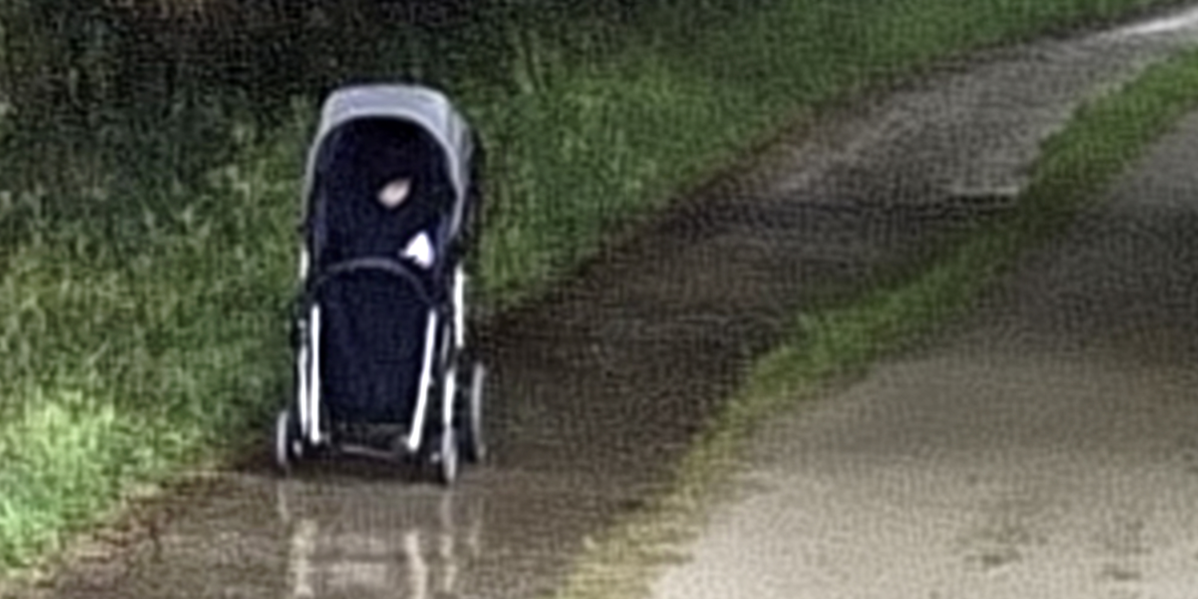 An abandoned stroller on the road at night | Source: Amomama