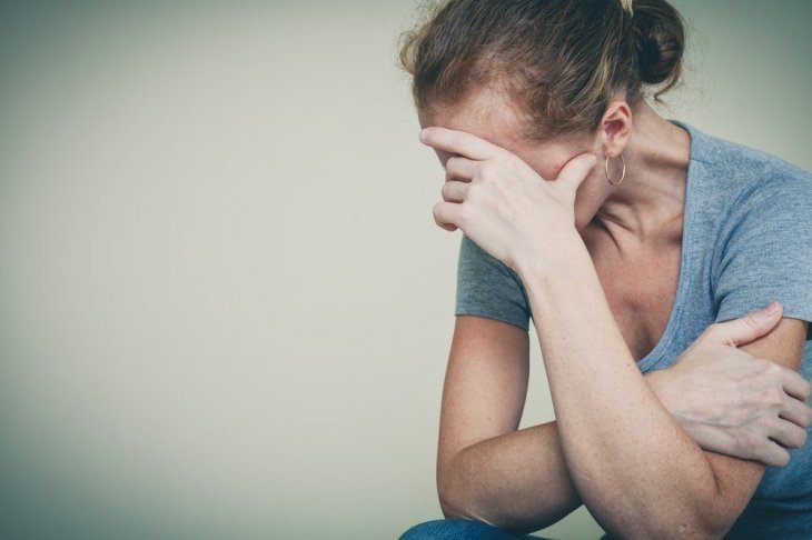 Mujer sufriendo / Imagen tomada de: Shutterstock