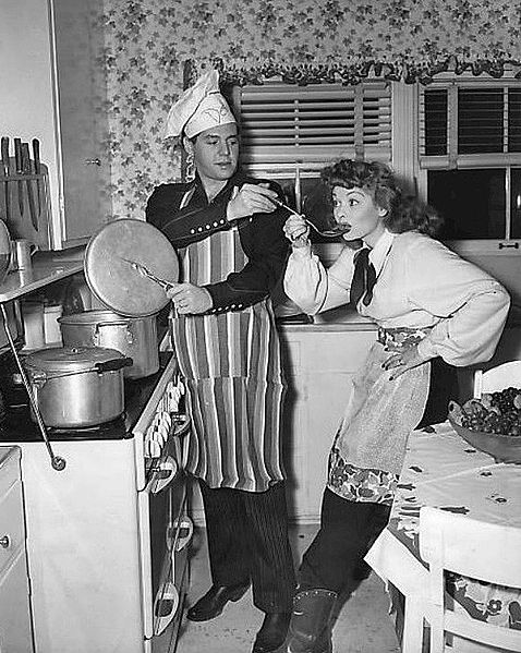 Photo of Lucille Ball and Desi Arnaz in their kitchen at home. | Source: Wikimedia Commons
