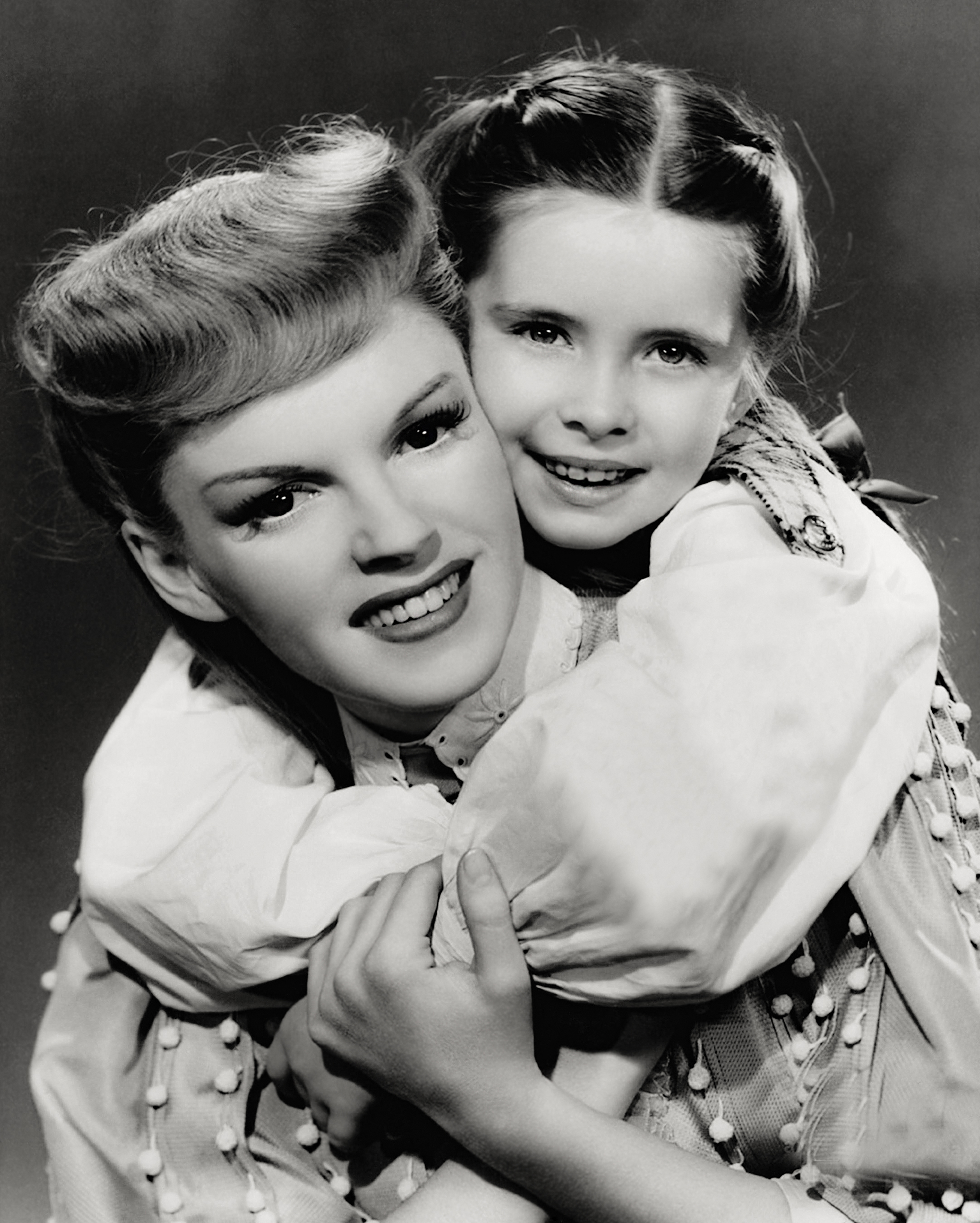 Judy Garland and the actress on the set of "Meet Me in St. Louis," 1944 | Source: Getty Images