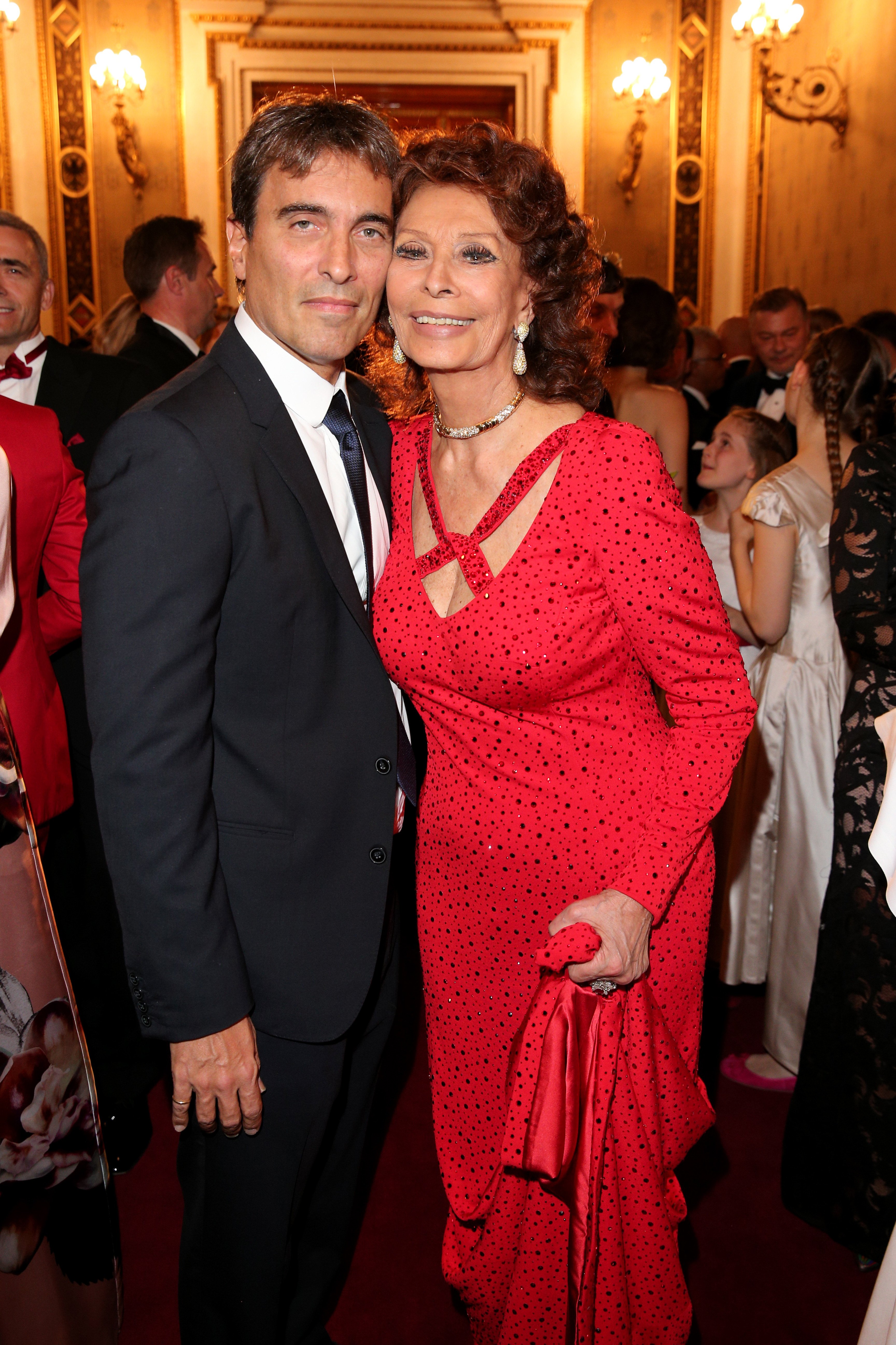 Sophia Loren und ihr Sohn Carlo Ponti Jr. bei der Verleihung des Europäischen Kulturpreises "Taurus" an der Wiener Staatsoper am 20. Oktober 2019 in Wien, Österreich. | Quelle: Getty Images