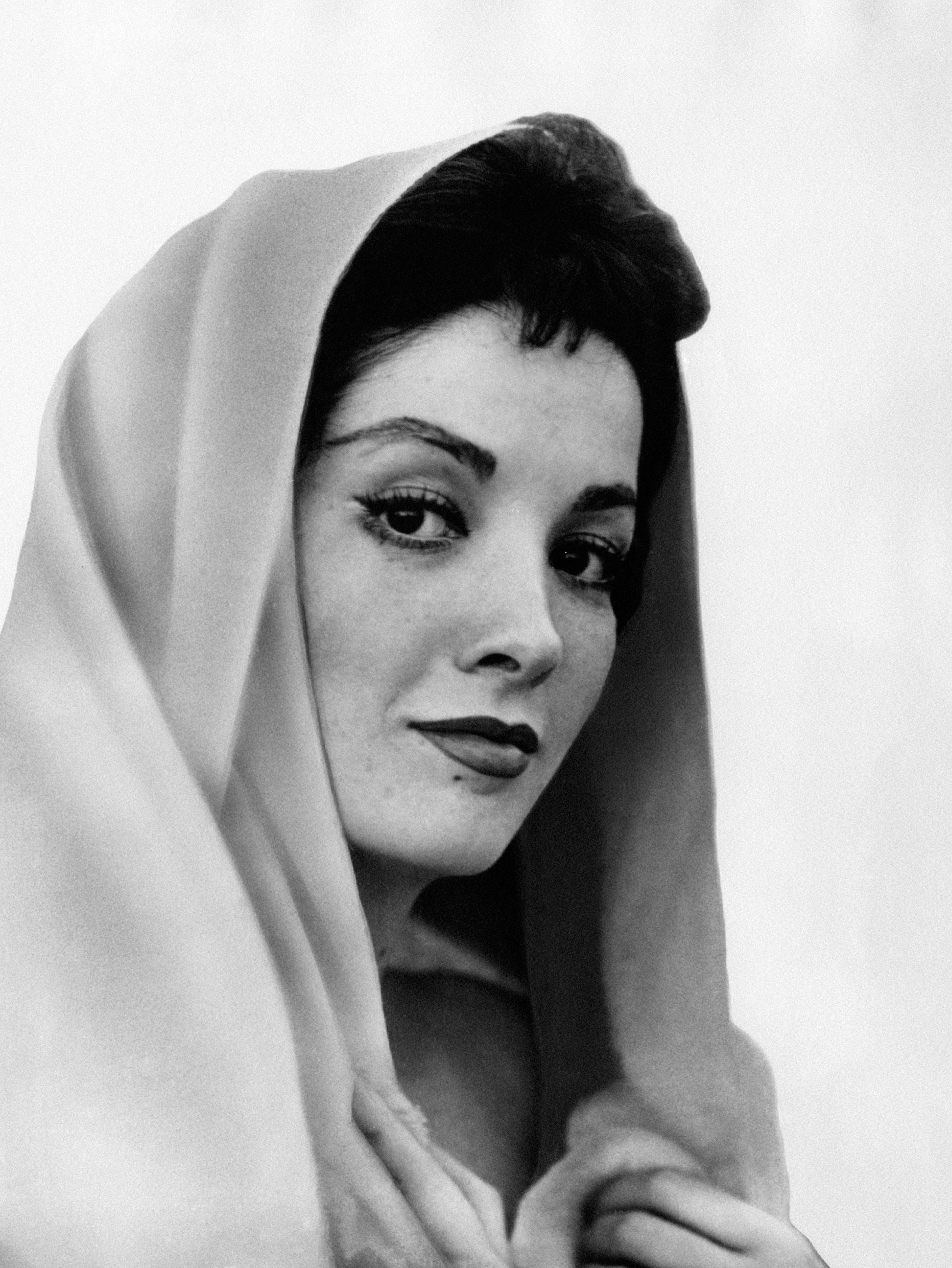 Linda Cristal posa con un elegante velo en la cabeza para la revista Modern Screen en 1959. | Foto: Getty Image Linda Cristal posa con un elegante velo en la cabeza para la revista Modern Screen en 1959. | Foto: Getty Image