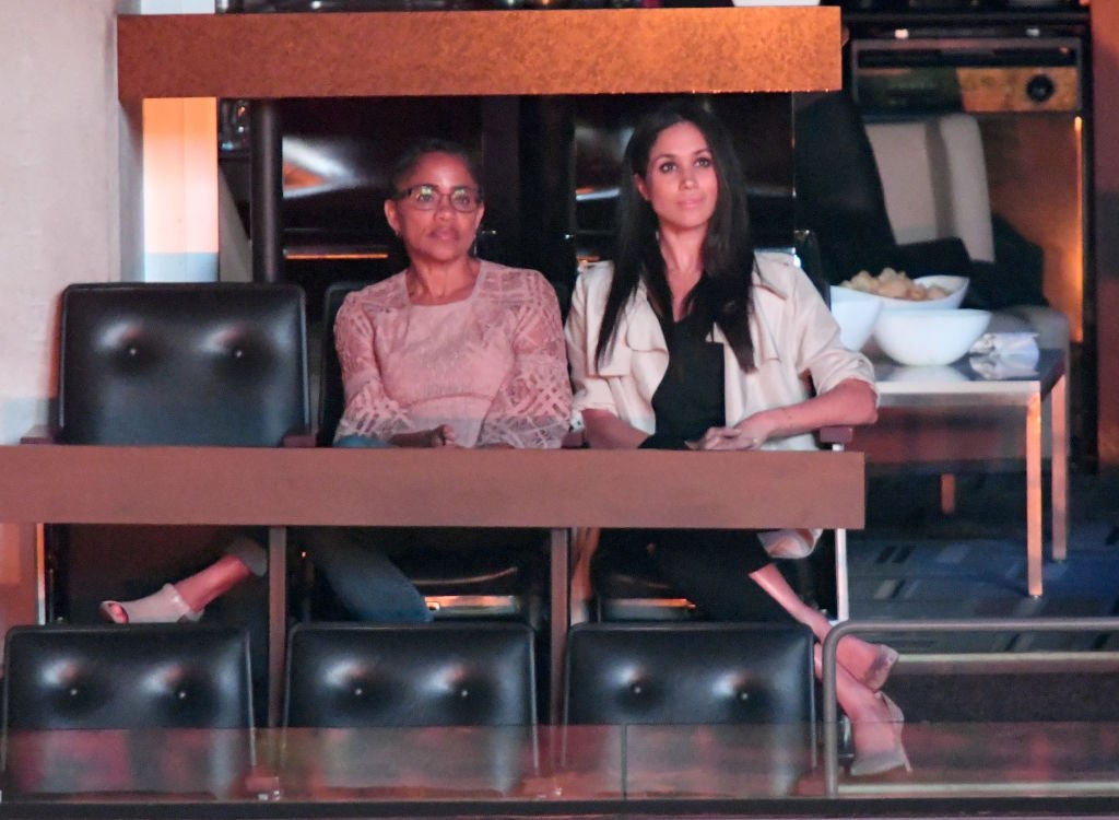 Doria Ragland et Meghan Markle sont vues à la cérémonie de clôture le 8e jour des Jeux Invictus Toronto 2017 à l'Air Canada. | Photo : Getty Images