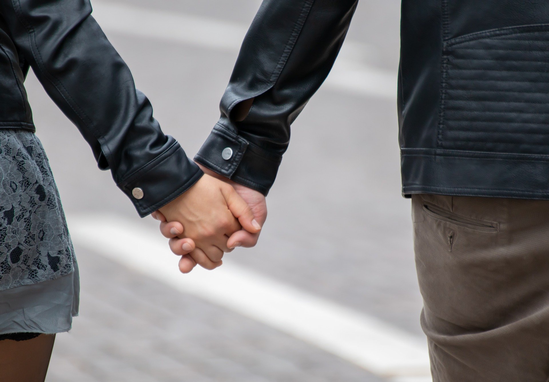 Un couple qui se tient par la main. | Photo : Pixabay