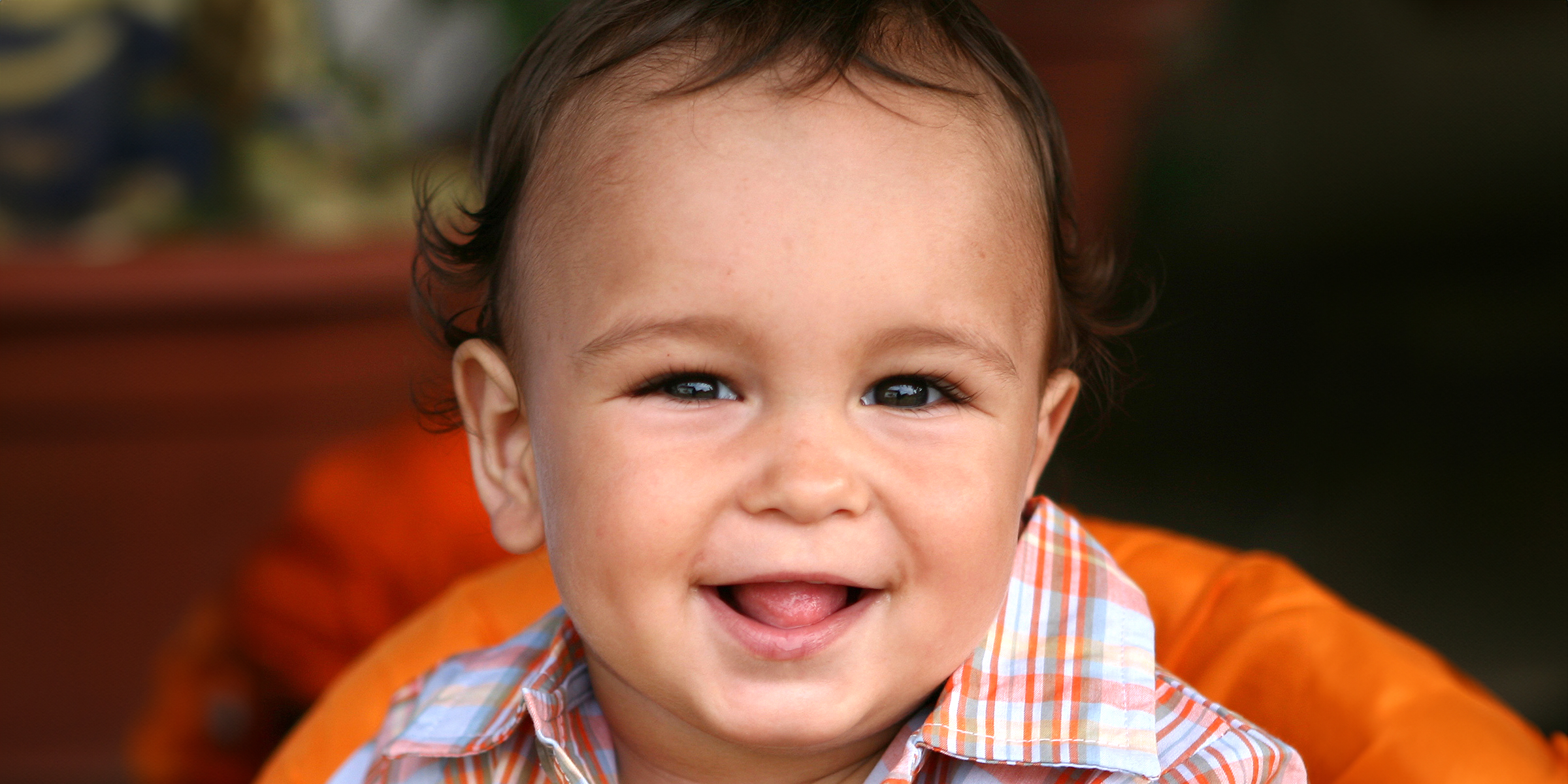 A dark-haired toddler | Source: Shutterstock