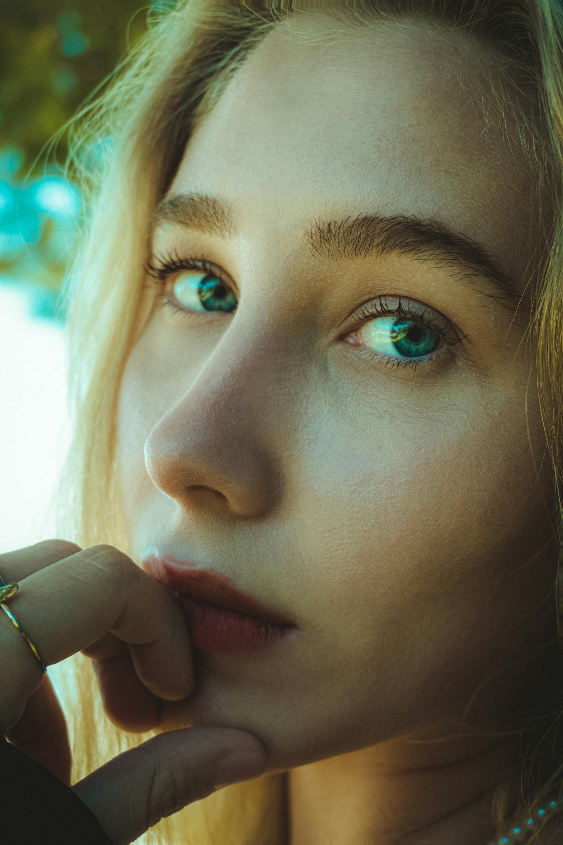 A concerned woman | Source: Pexels