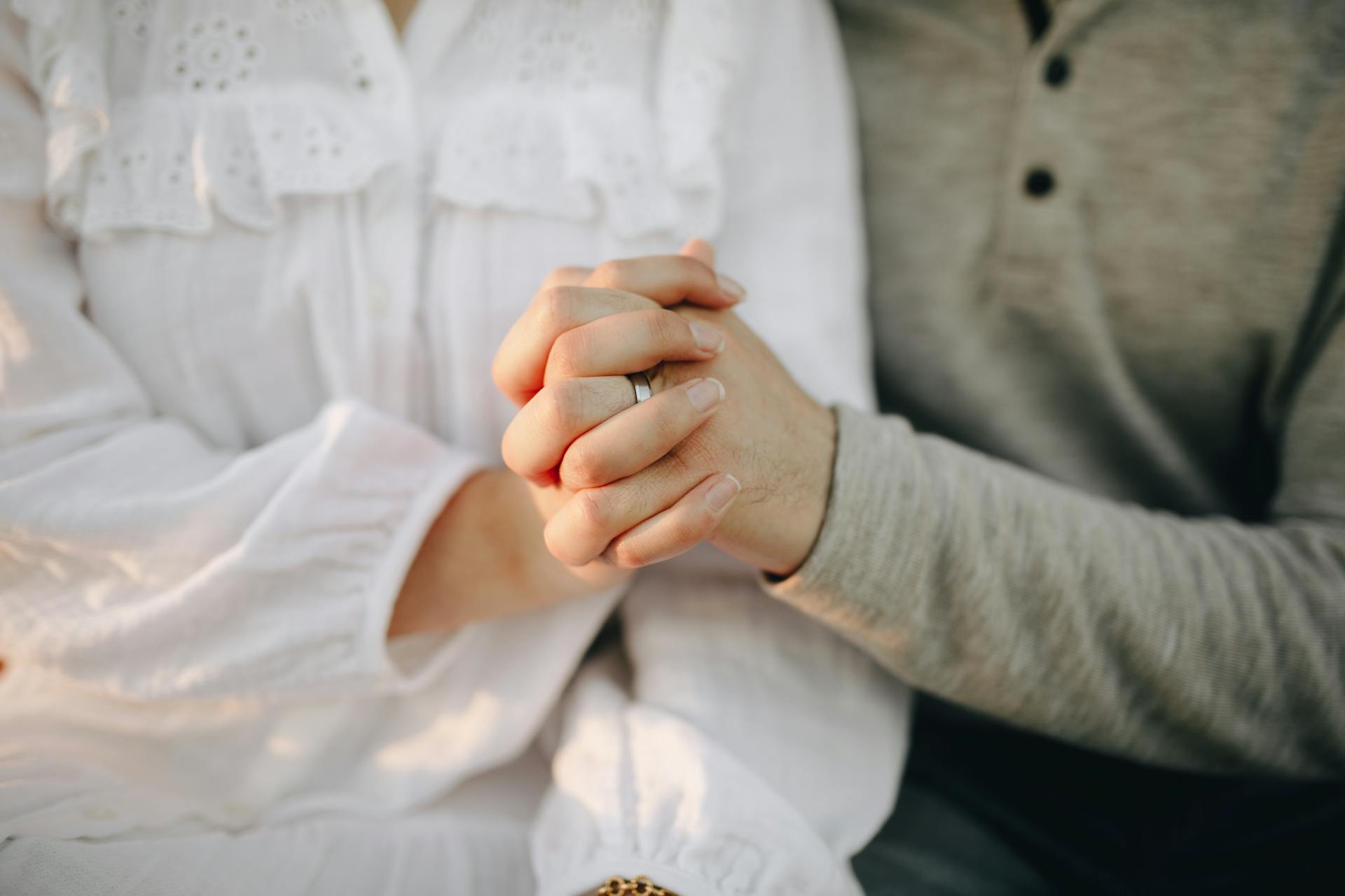 Close-up shot of a couple holding hands | Source: Pexels