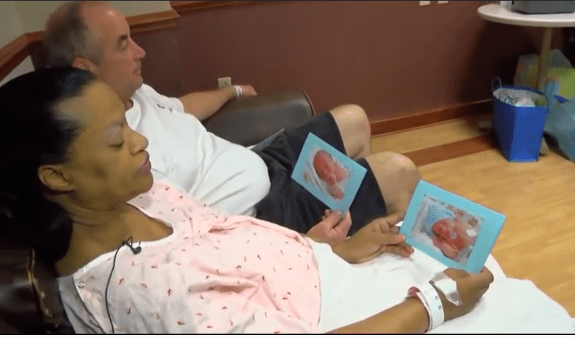Claudette Cook und ihr Mann im Krankenhaus nach ihrer Entbindung | Quelle: Youtube.com/TMJ4 News