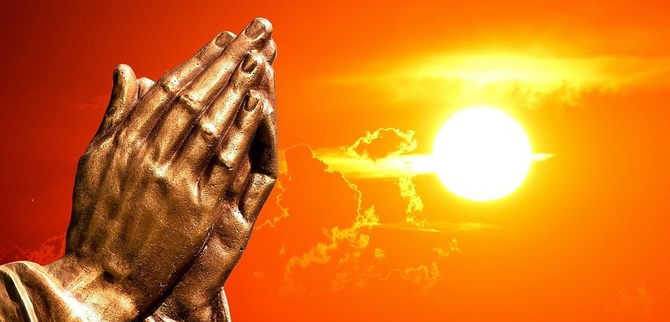 Manos rezando.| Imagen tomada de: Pixabay