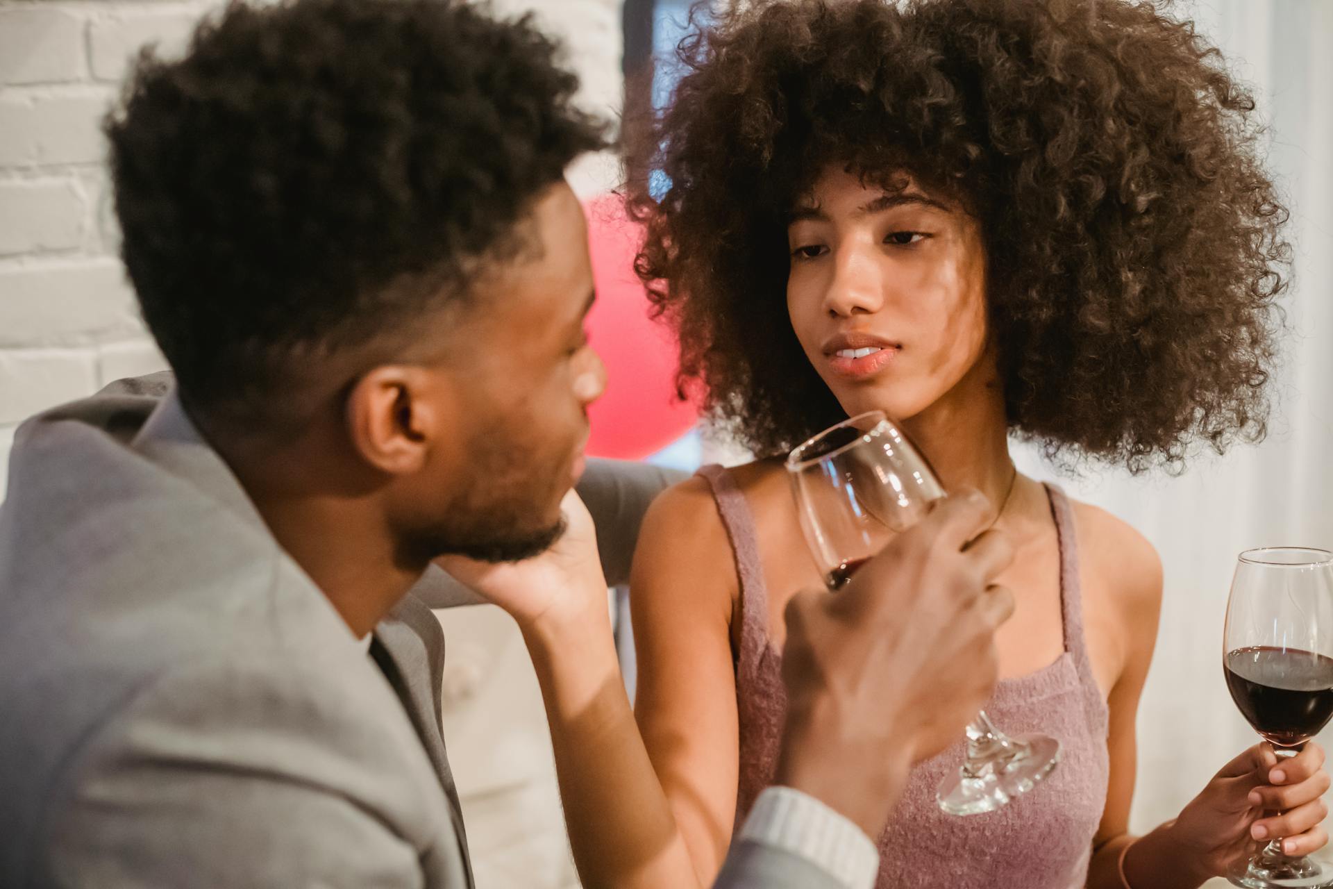 A man and woman having dinner | Source: Pexels