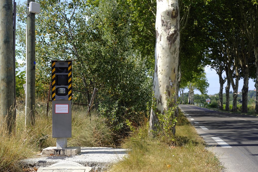Un radar sur une route. l Source : Shutterstock