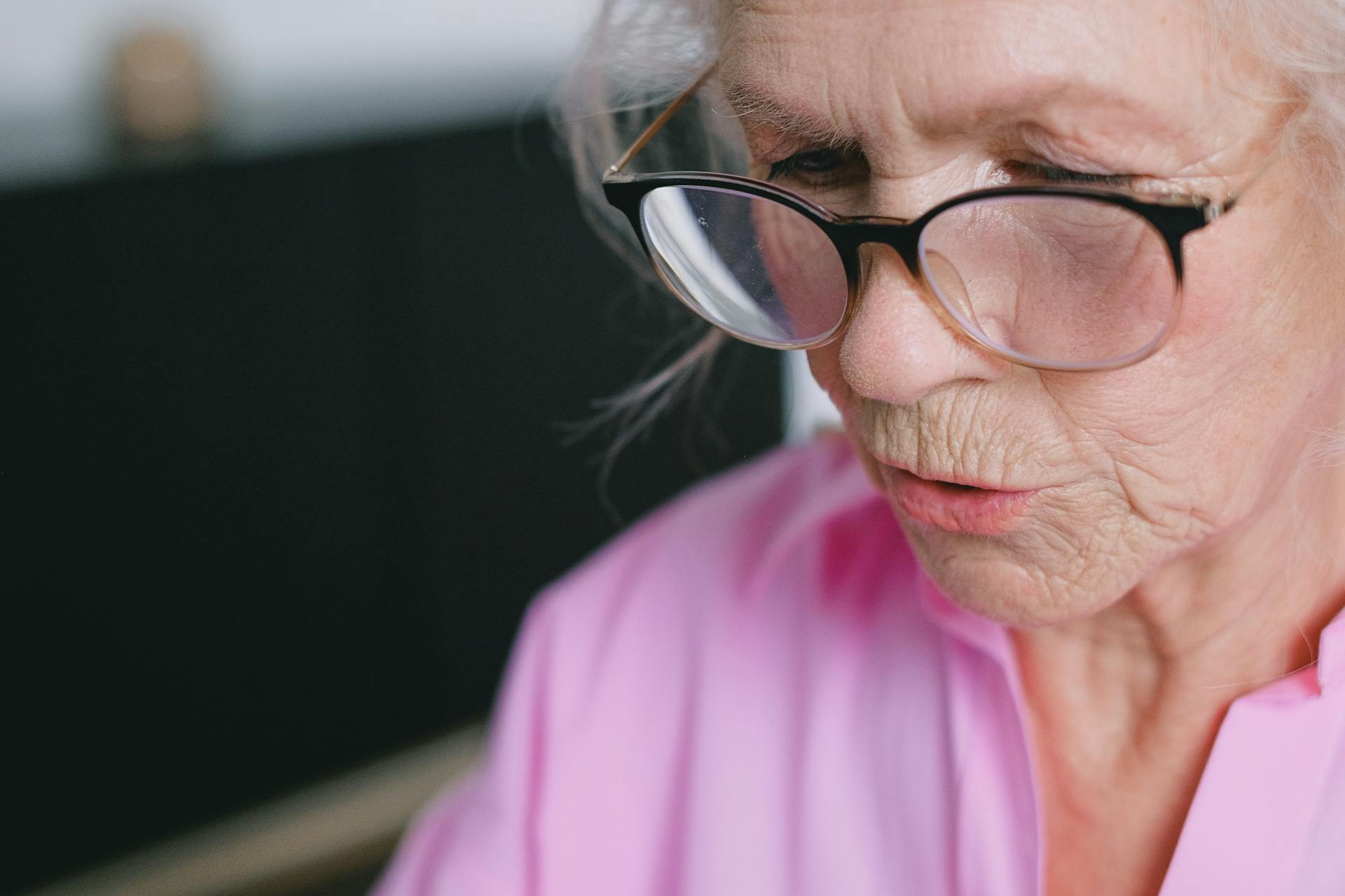 An older woman talking | Source: Pexels
