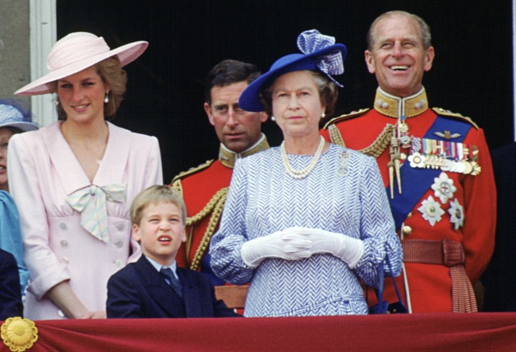 Princesa Diana, príncipe Charles, reina Elizabeth II y el príncipe Philip en el balcón del palacio de Buckingham, 1989. | Foto: Getty Images