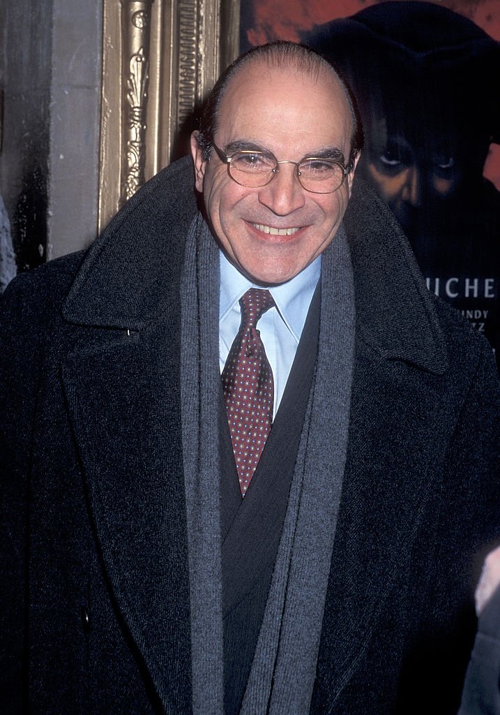 L'acteur David Suchet assiste à la soirée d'ouverture "Amadeus" Broadway Play le 15 décembre 1999 au Music Box Theatre de New York. | Photo : Getty Images