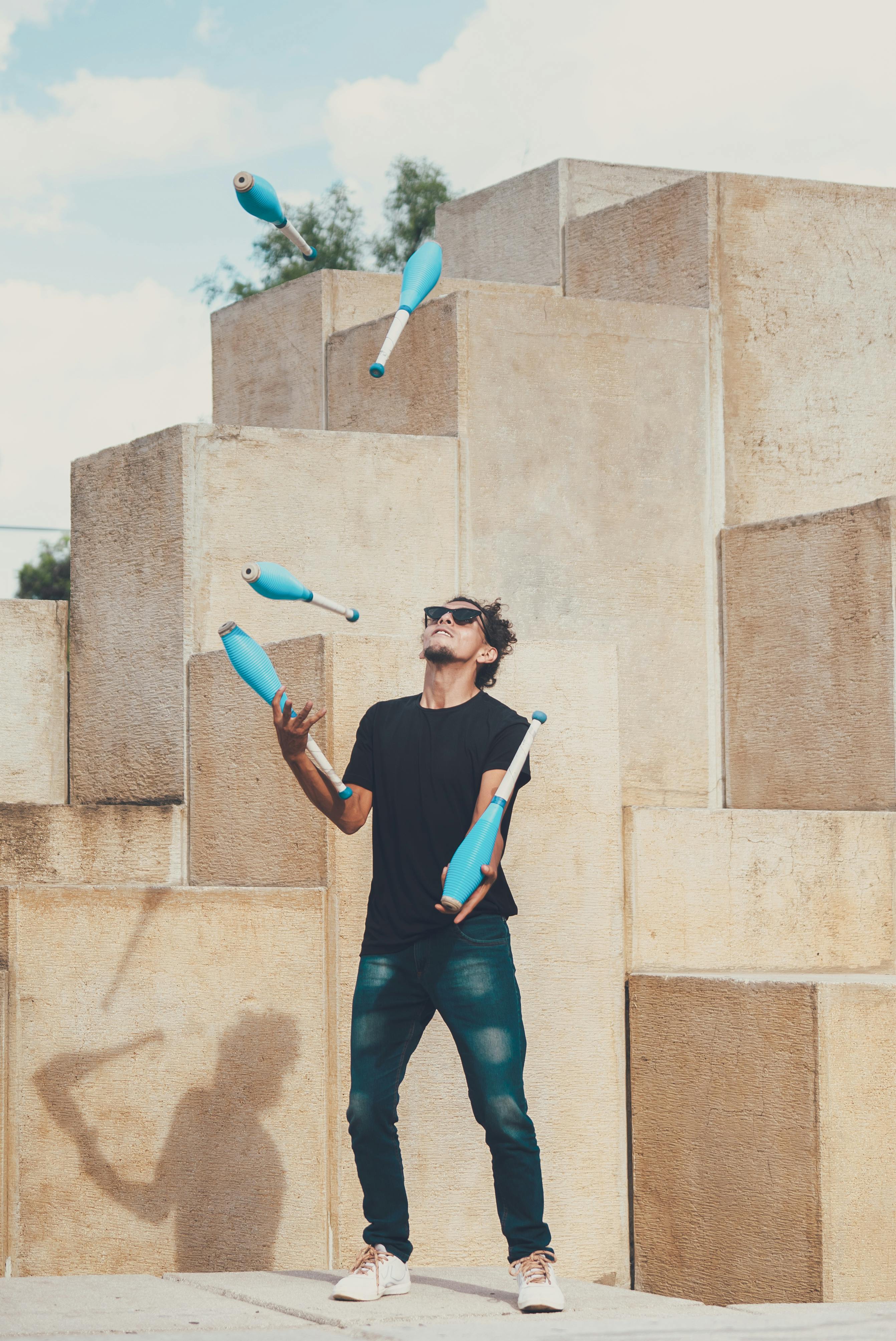 A man juggling | Source: Pexels