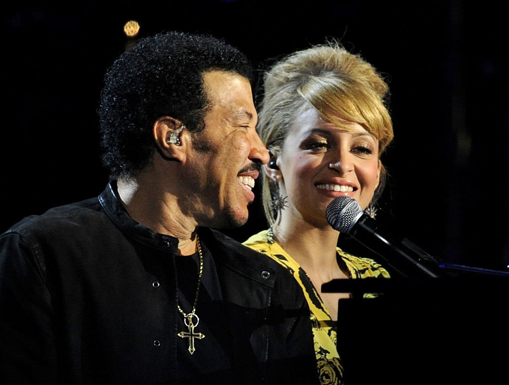 Lionel Richie und seine Tochter Nicole Richie treten während des Konzerts von Lionel Richie and Friends in Concert auf, das von ACM in der MGM Grand Garden Arena am 2. April 2012 in Las Vegas, Nevada, präsentiert wird. (Foto von Ethan Miller) I Quelle: Getty Images