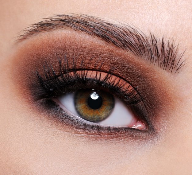 Vista frontal de un ojo maquillado. │Foto: Freepik Vista frontal de un ojo maquillado. │Foto: Freepik