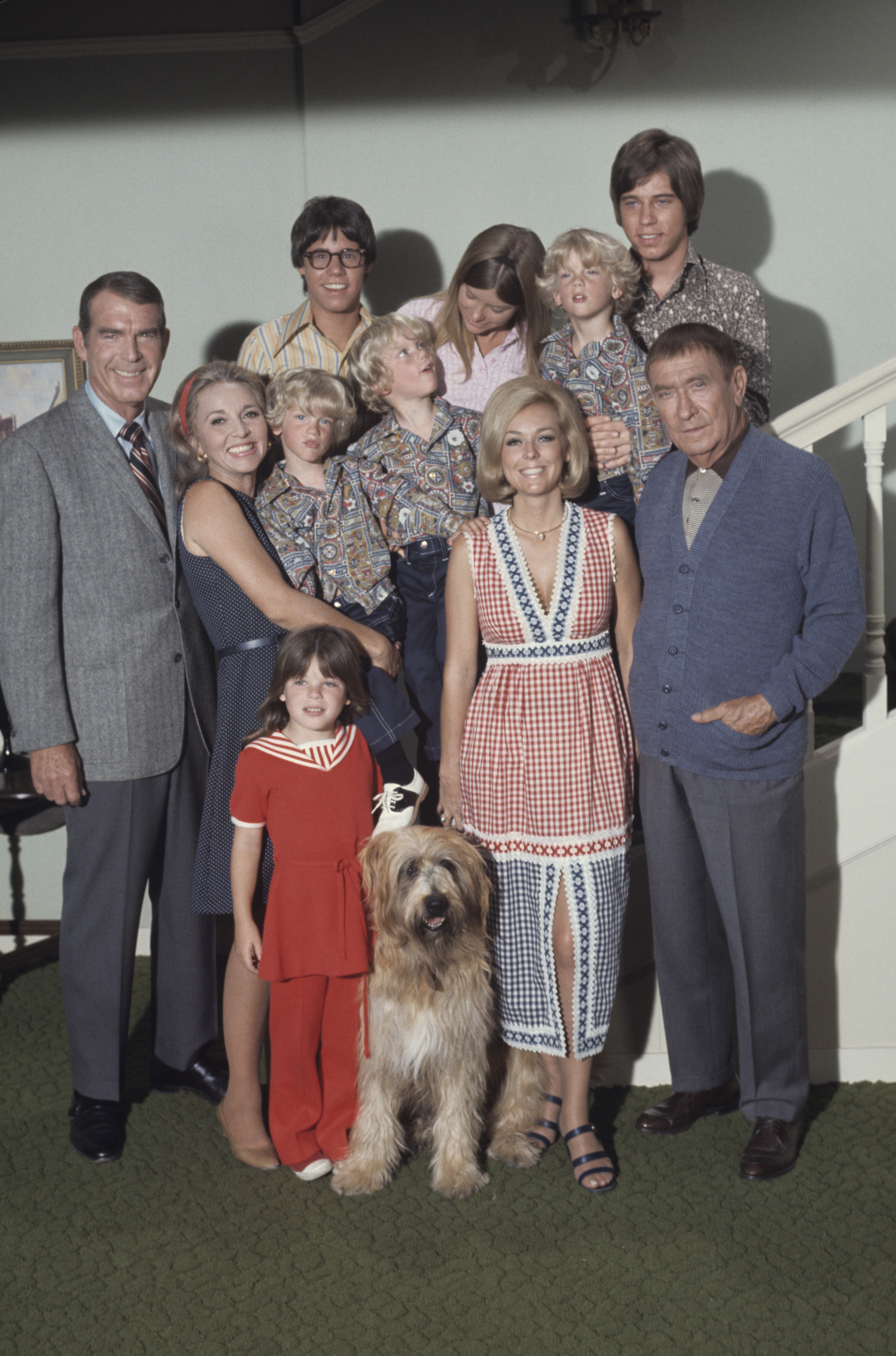 Fred MacMurray, Beverly Garland, Extras, Dawn Lyn, Barry Livingston, Ronnie Troup, Tina Cole, Extra, Stanley Livingston, and William Demarest on the set of "My Three Sons" | Source: Getty Images