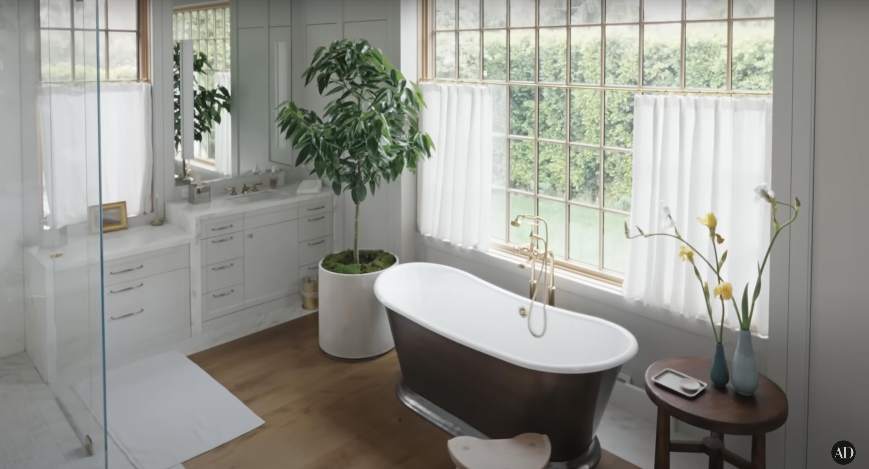 Jennifer Garner's bathroom, dated September 3, 2024 | Source: YouTube/@Archdigest