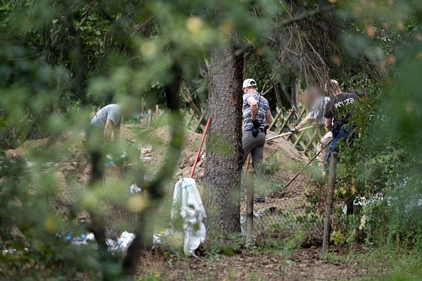 Des enquêteurs de police creusent un jardin de location dans le nord de l'Allemagne.| Photo : Getty Images