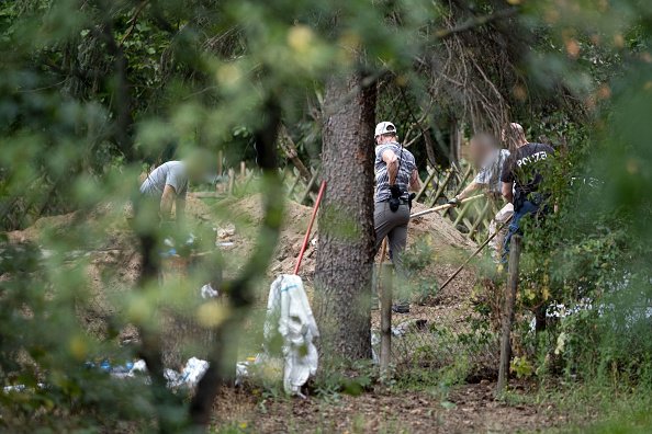 Des enquêteurs de police creusent un jardin de location dans le nord de l'Allemagne.| Photo : Getty Images Des enquêteurs de police creusent un jardin de location dans le nord de l'Allemagne.| Photo : Getty Images