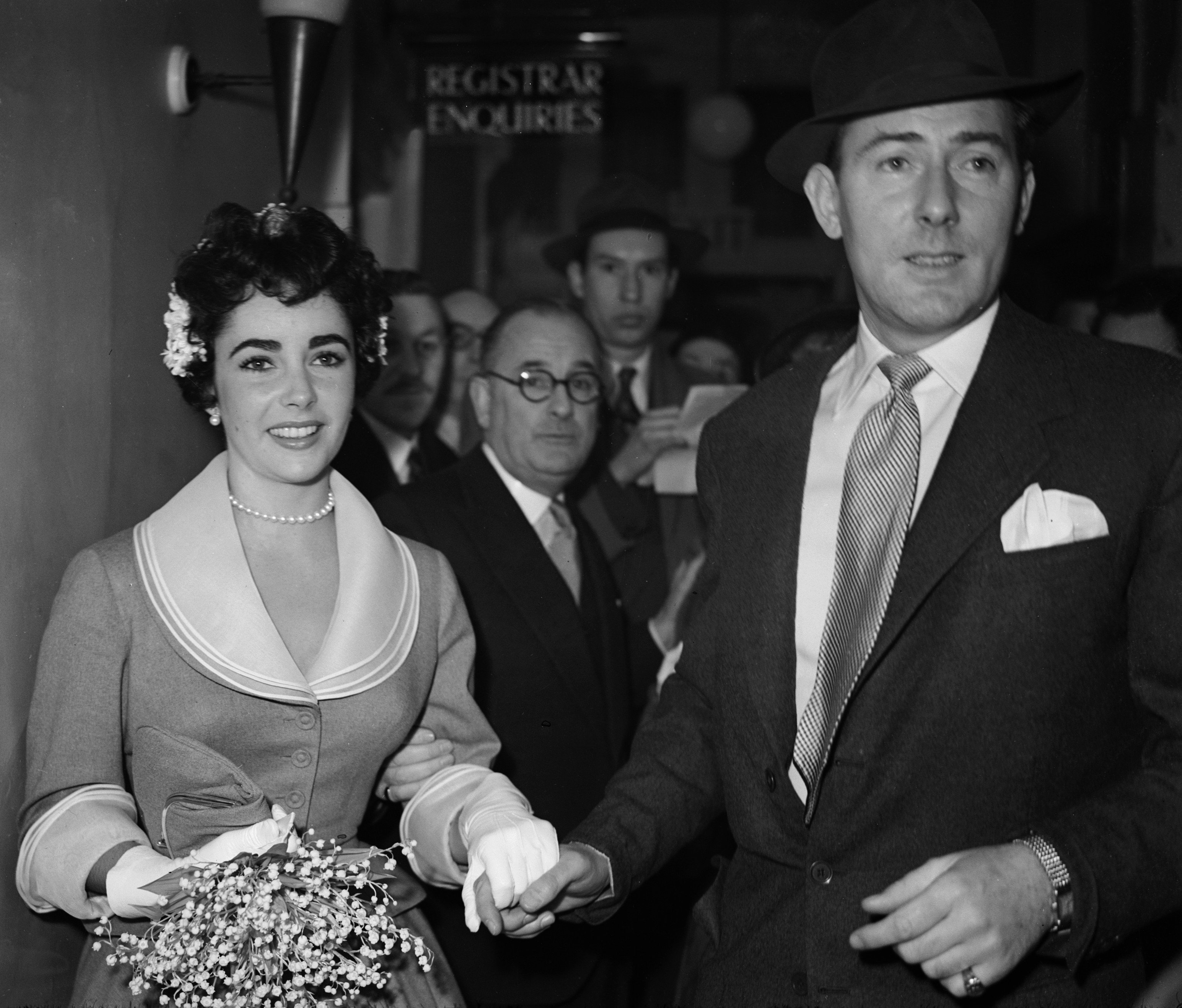 Elizabeth Taylor with actor Michael Wilding following their wedding in 1952. / Source: Getty Images