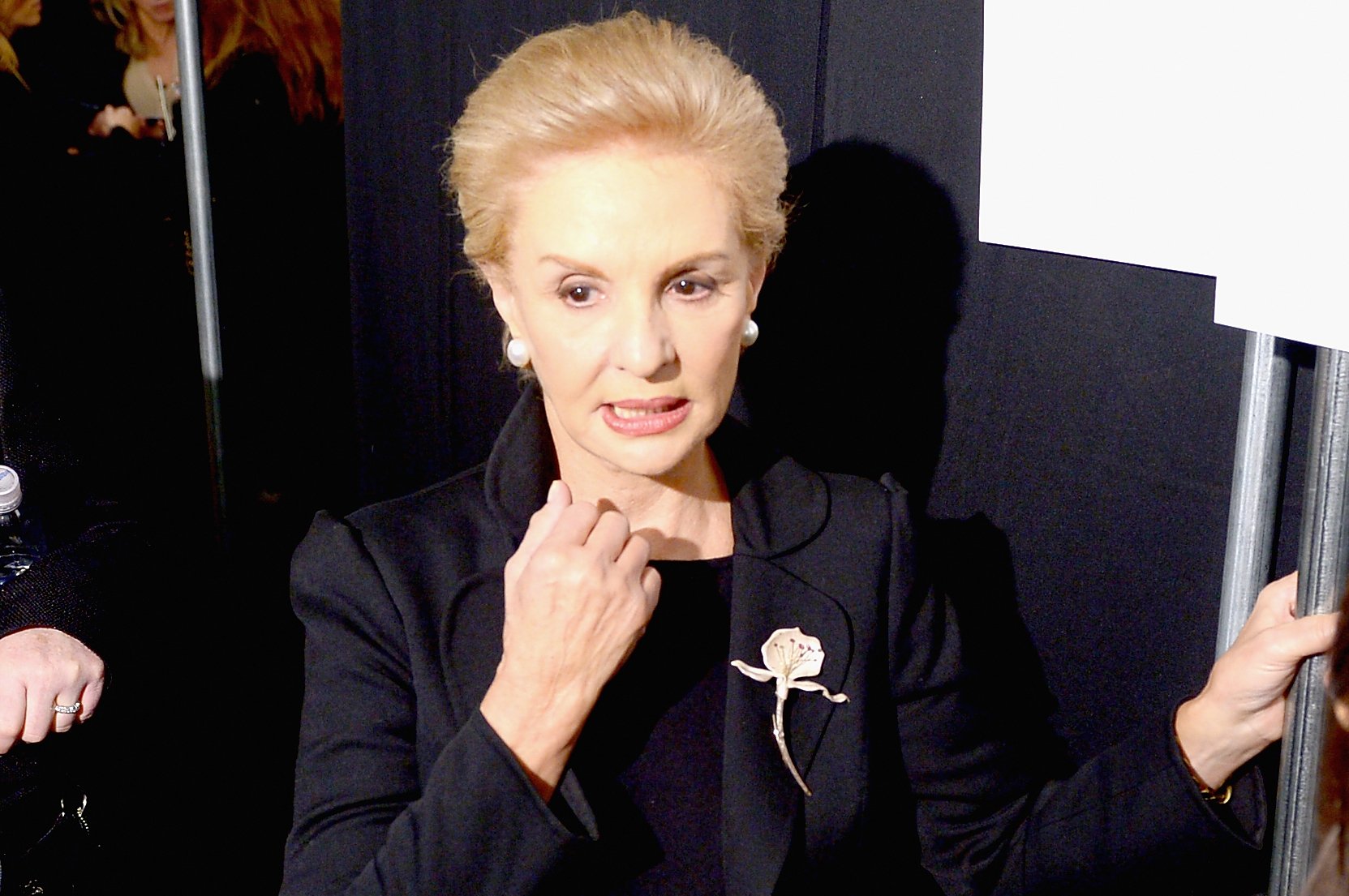 Carolina Herrera tras bastidores del fashion show de su marca en la Semana de la Moda Mercedes-Benz en Lincoln Center en febrero de 2014, ciudad de Nueva York || Foto: Getty Images Carolina Herrera tras bastidores del fashion show de su marca en la Semana de la Moda Mercedes-Benz en Lincoln Center en febrero de 2014, ciudad de Nueva York || Foto: Getty Images