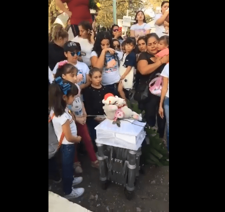 Des civils entourent le cercueil d'Angela Victoria. Photo : Facebook / Le débat de Culiacán