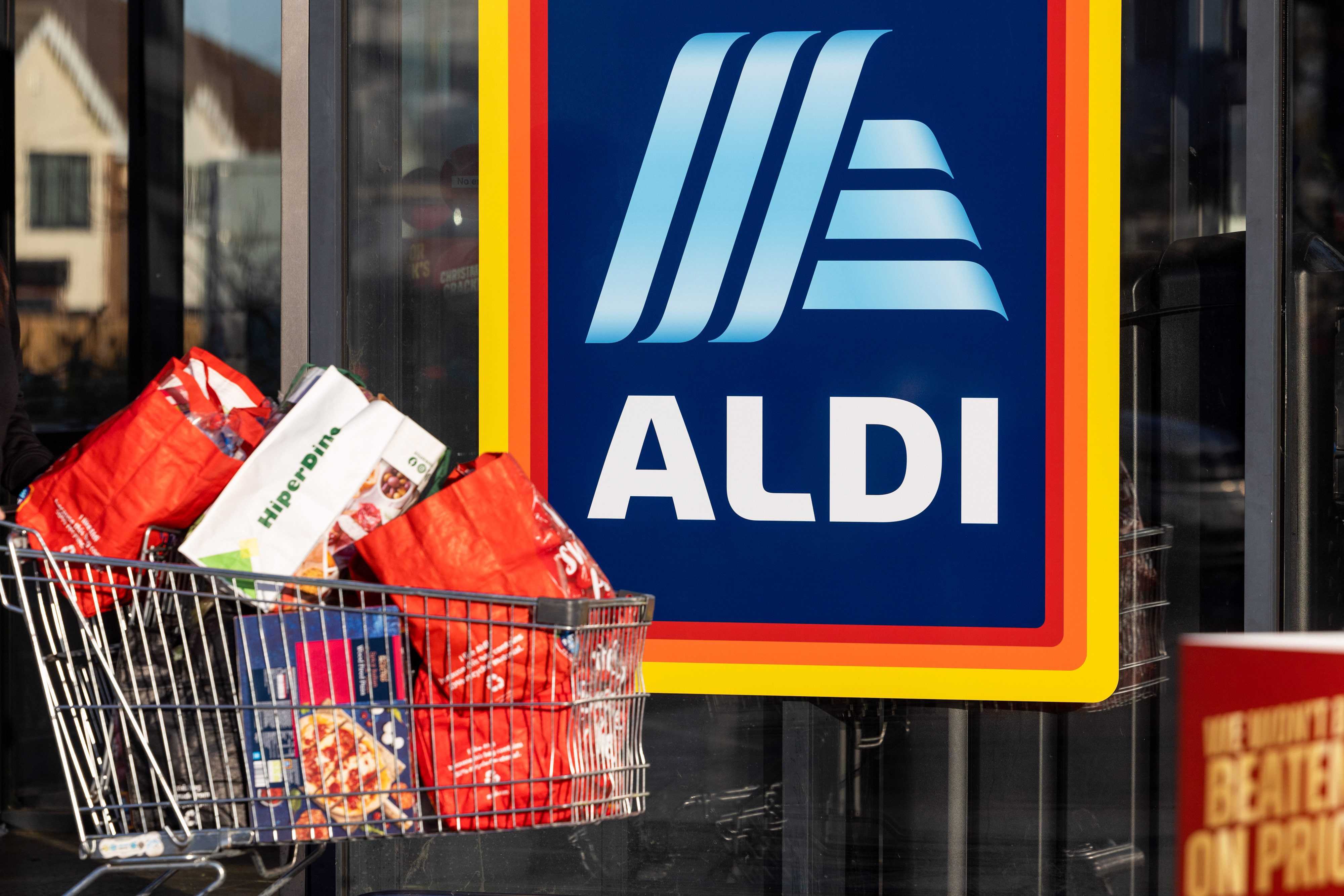 A shopping cart in front of an Aldi store in Benfleet, UK on November 26, 2024 | Source: Getty Images