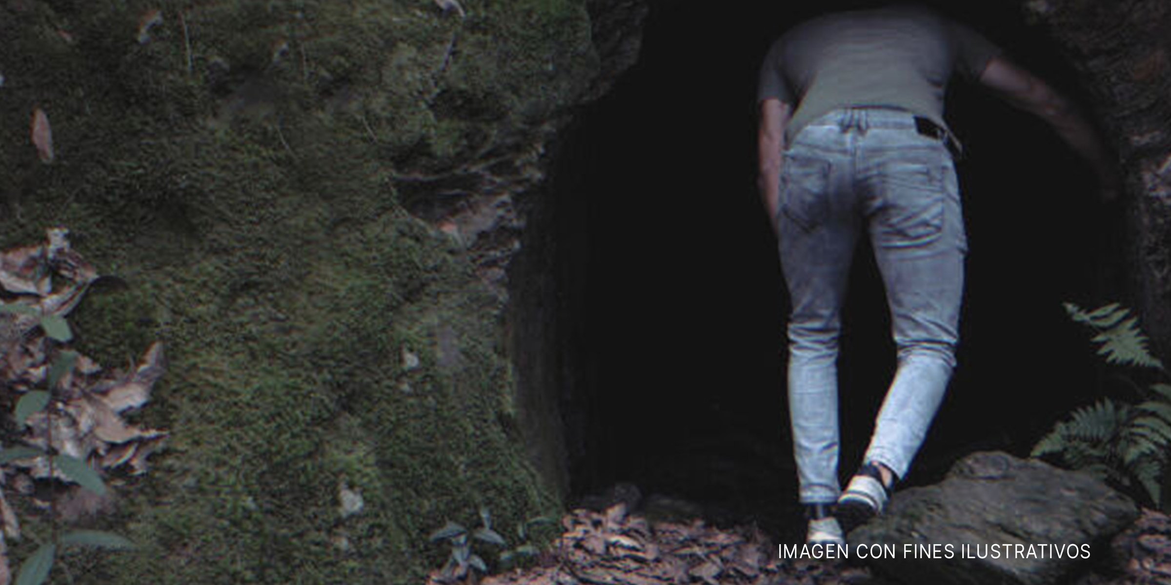 Hombre entrando a una cueva | Foto: Shutterstock