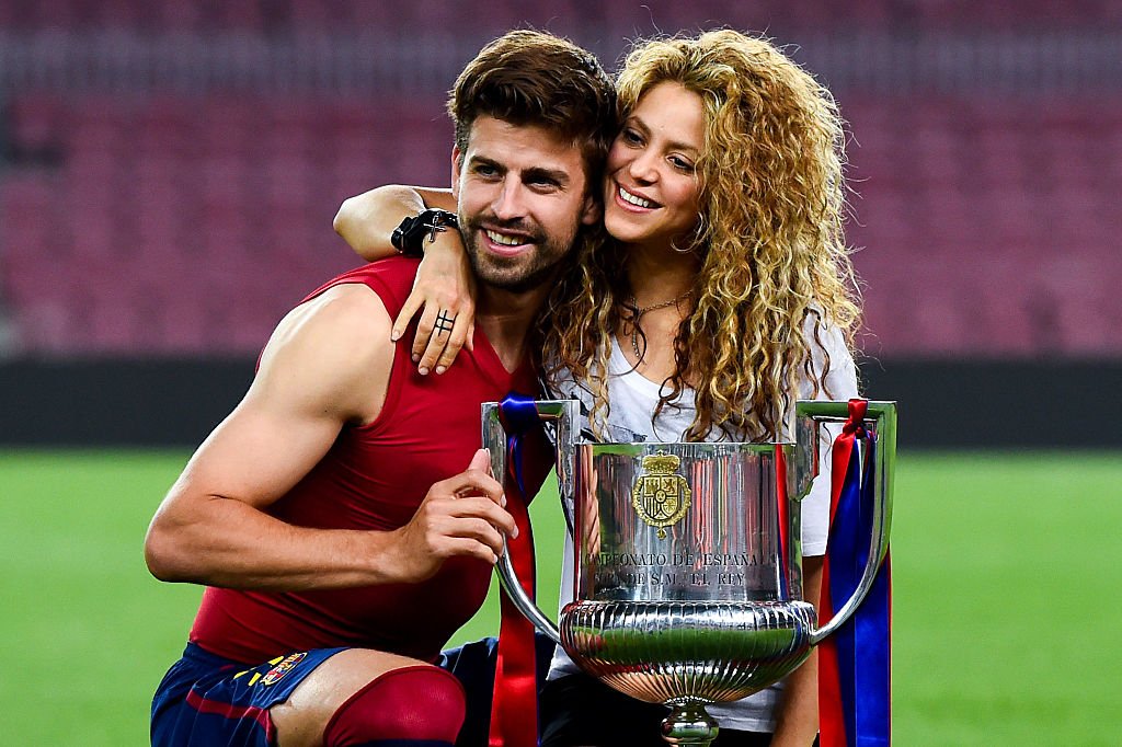 FC Barcelona's Gerard Pique and Shakira pose with the trophy after FC Barcelona won the Copa del Rey final match against Athletic Club at Camp Nou on May 30, 2015 in Barcelona, ​​Spain.  І Source: Getty Images